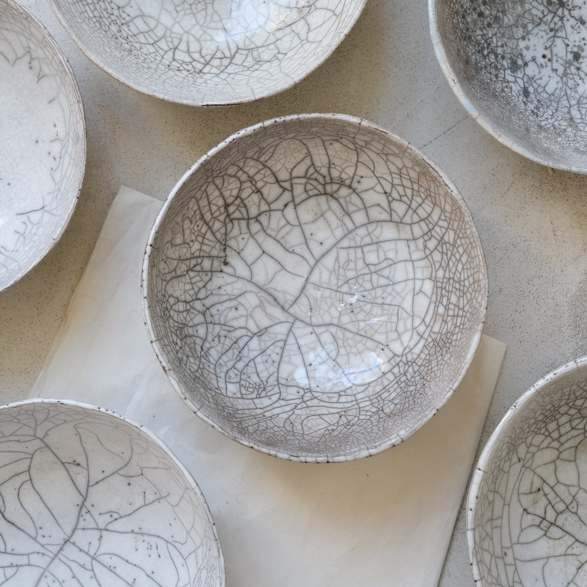 Assiette creuse Raku en grès par la céramiste Potry chez Brutal
