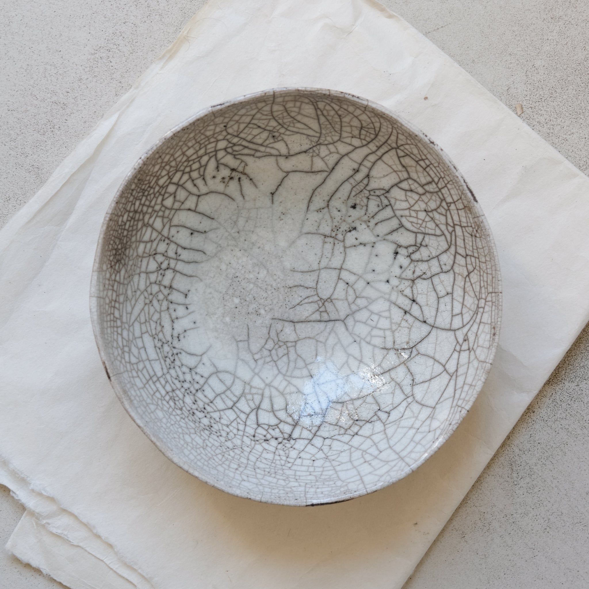 Assiette creuse Raku en grès par la céramiste Potry chez Brutal