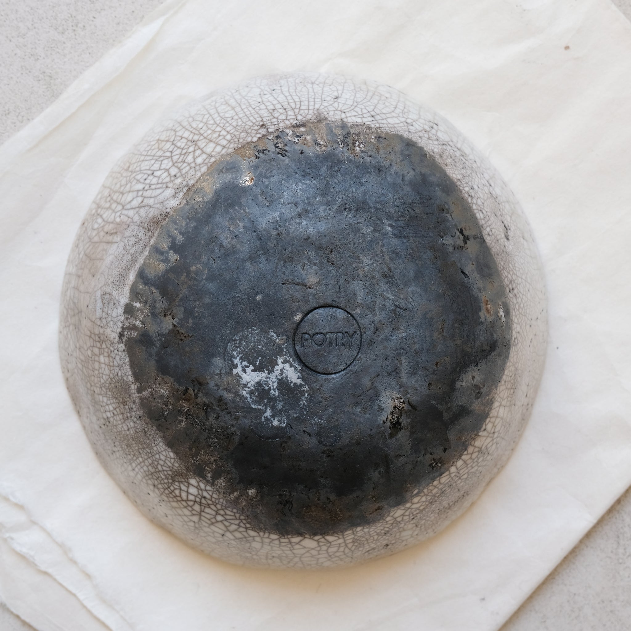 Assiette creuse Raku en grès par la céramiste Potry chez Brutal