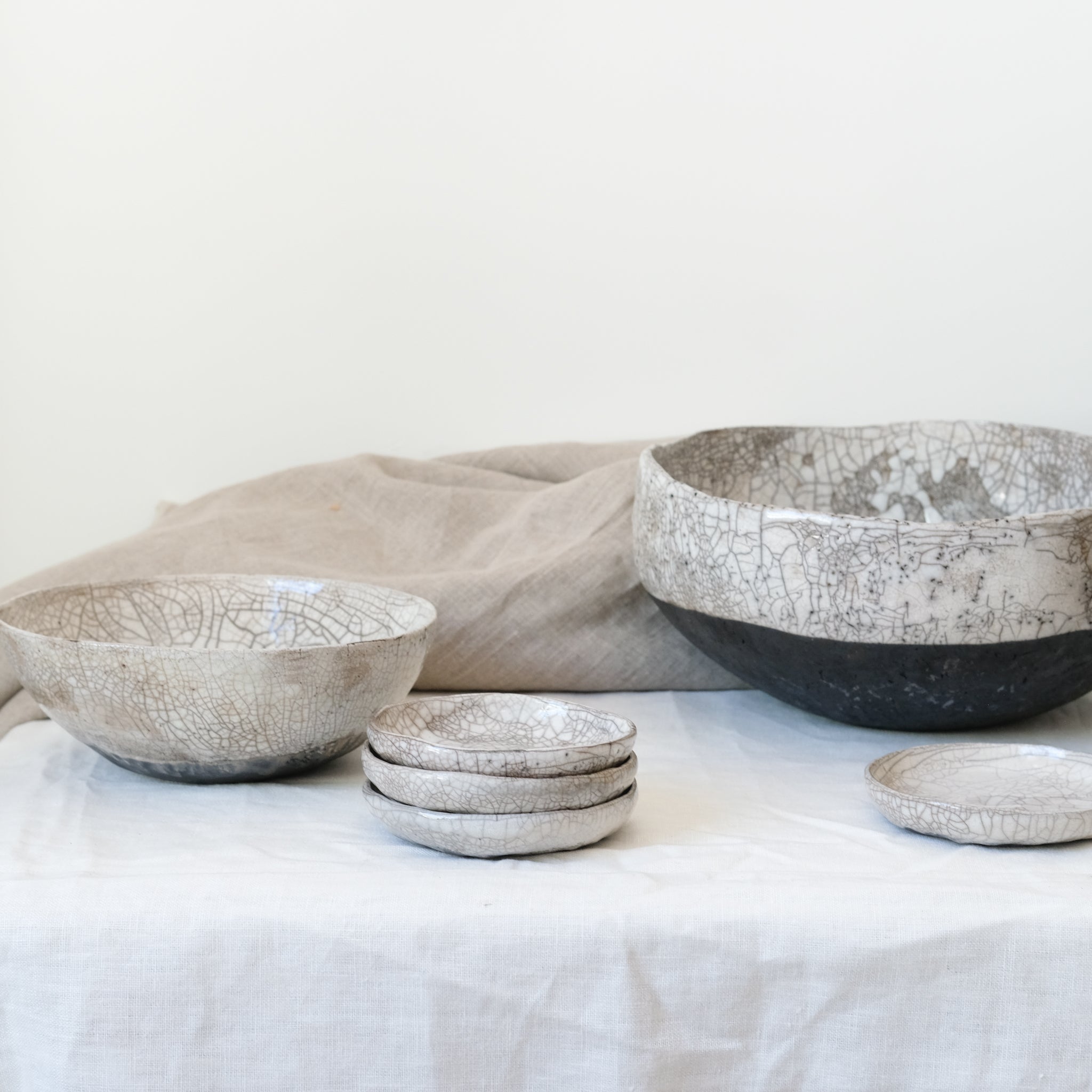Assiette creuse Raku en grès par la céramiste Potry chez Brutal