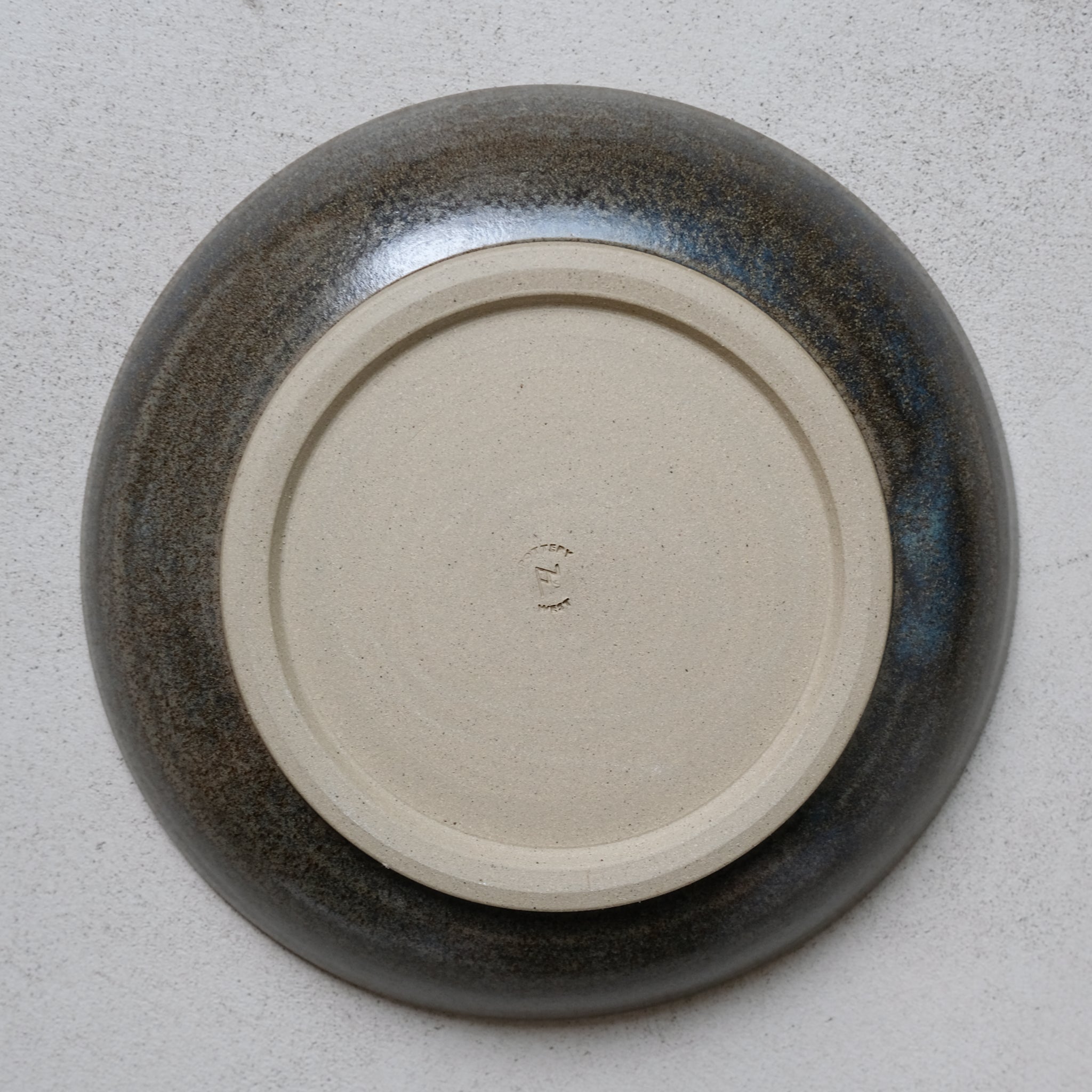 Assiette creuse émail vert nori de Pottery West chez Brutal