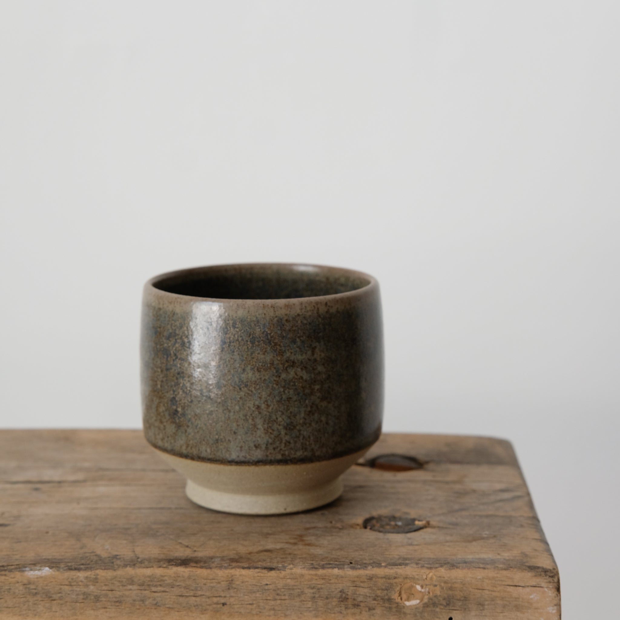 Tasse en grès, émail vert nori de Pottery West chez Brutal