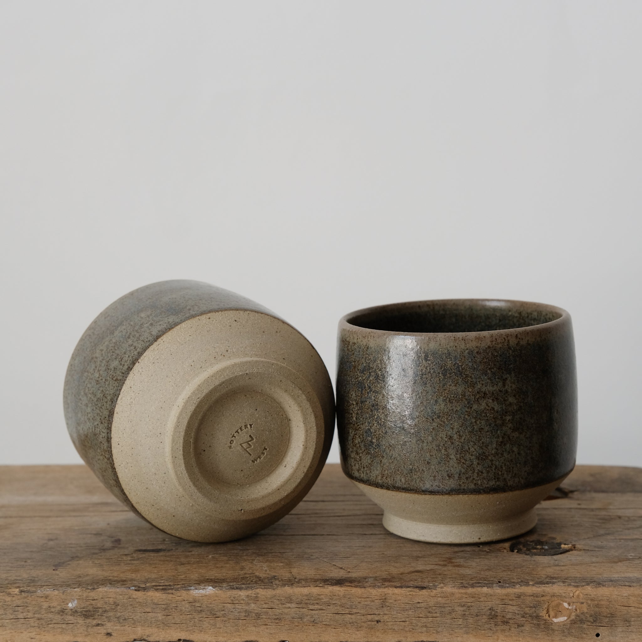Tasse en grès, émail vert nori de Pottery West chez Brutal