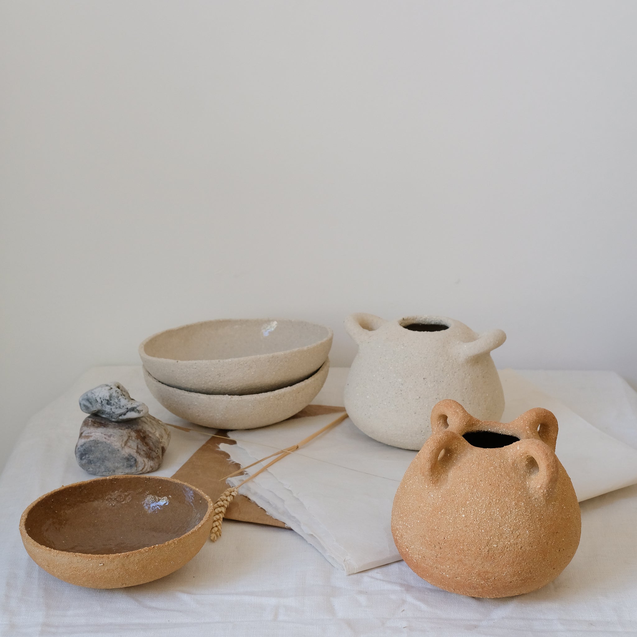 Assiette creuse en grès roux par Simone Loo chez Brutal