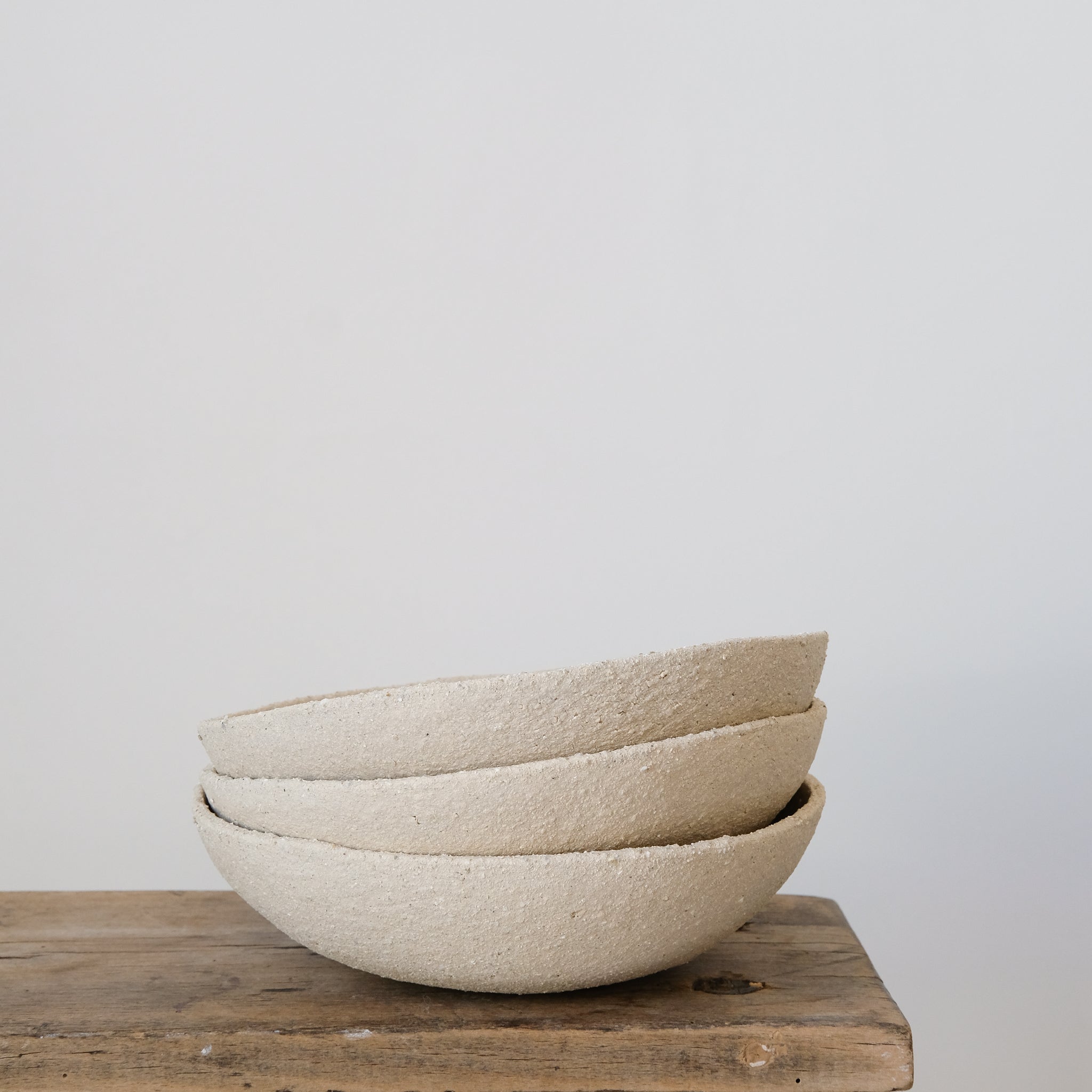 Assiette creuse en grès blanc par Simone Loo chez Brutal