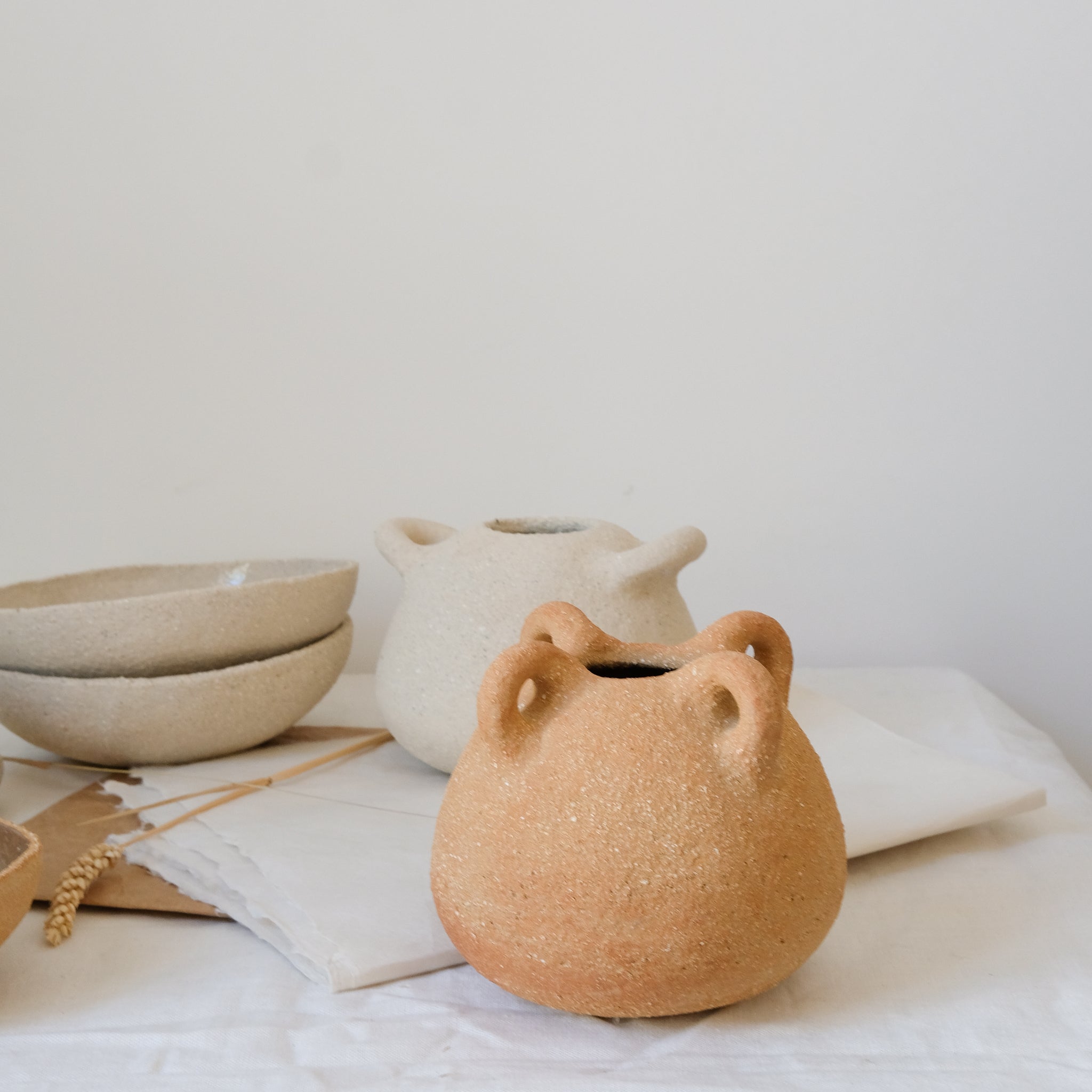 Vase bouboulita en grès roux par Simone Loo chez Brutal Ceramics