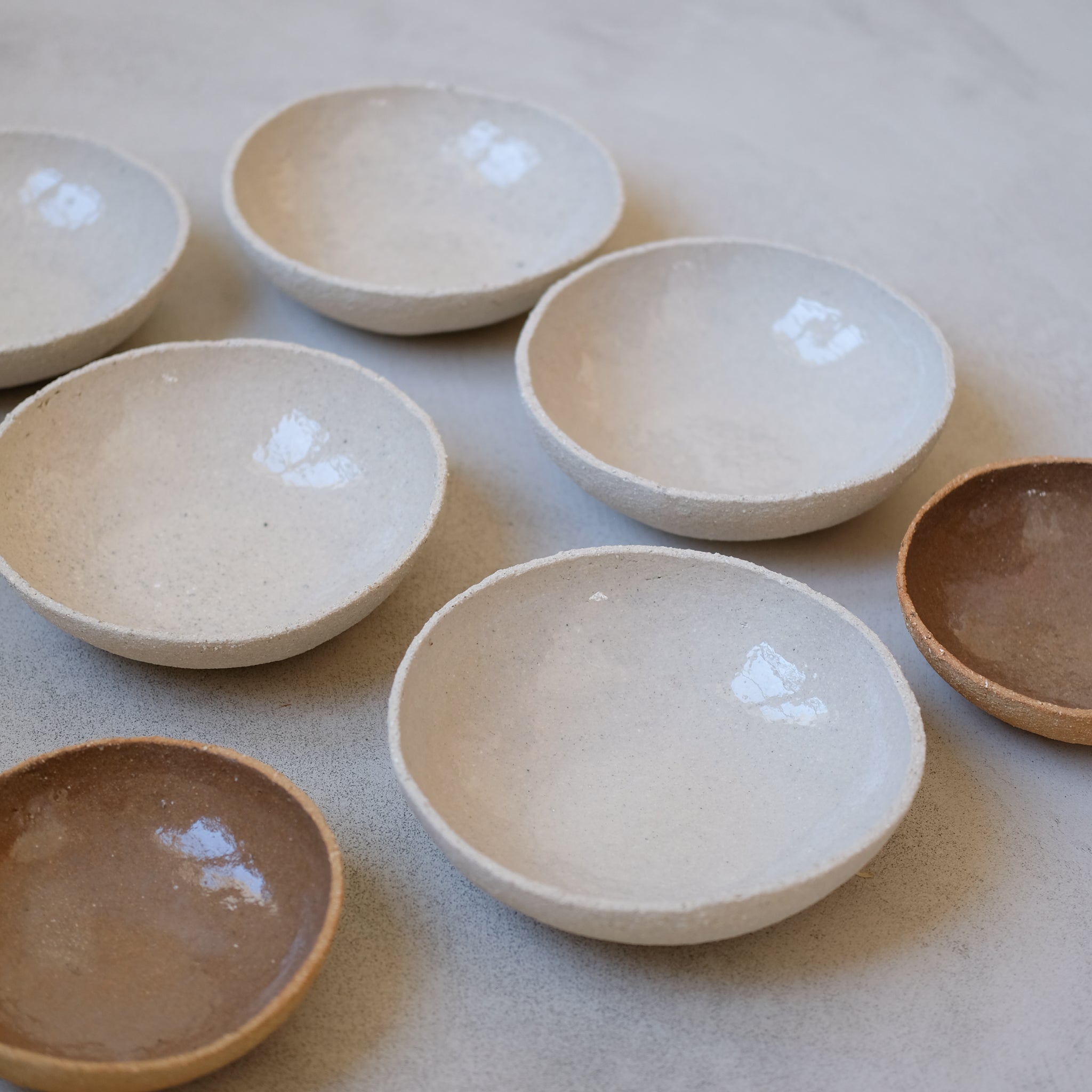 Assiette creuse en grès blanc par Simone Loo chez Brutal