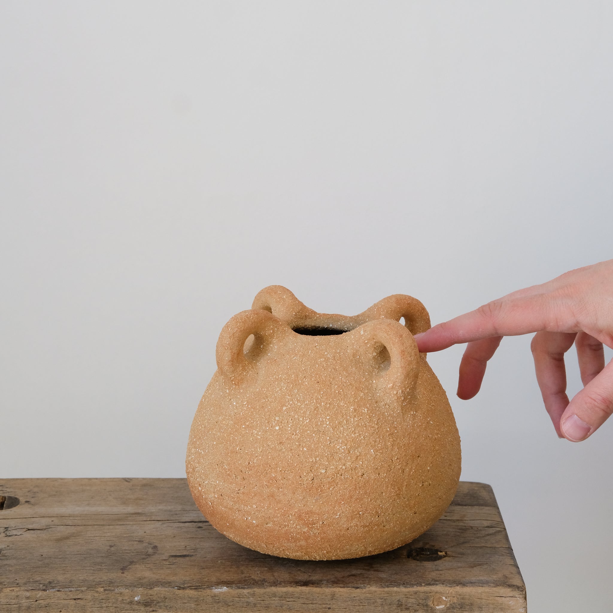 Vase bouboulita en grès roux par Simone Loo chez Brutal Ceramics