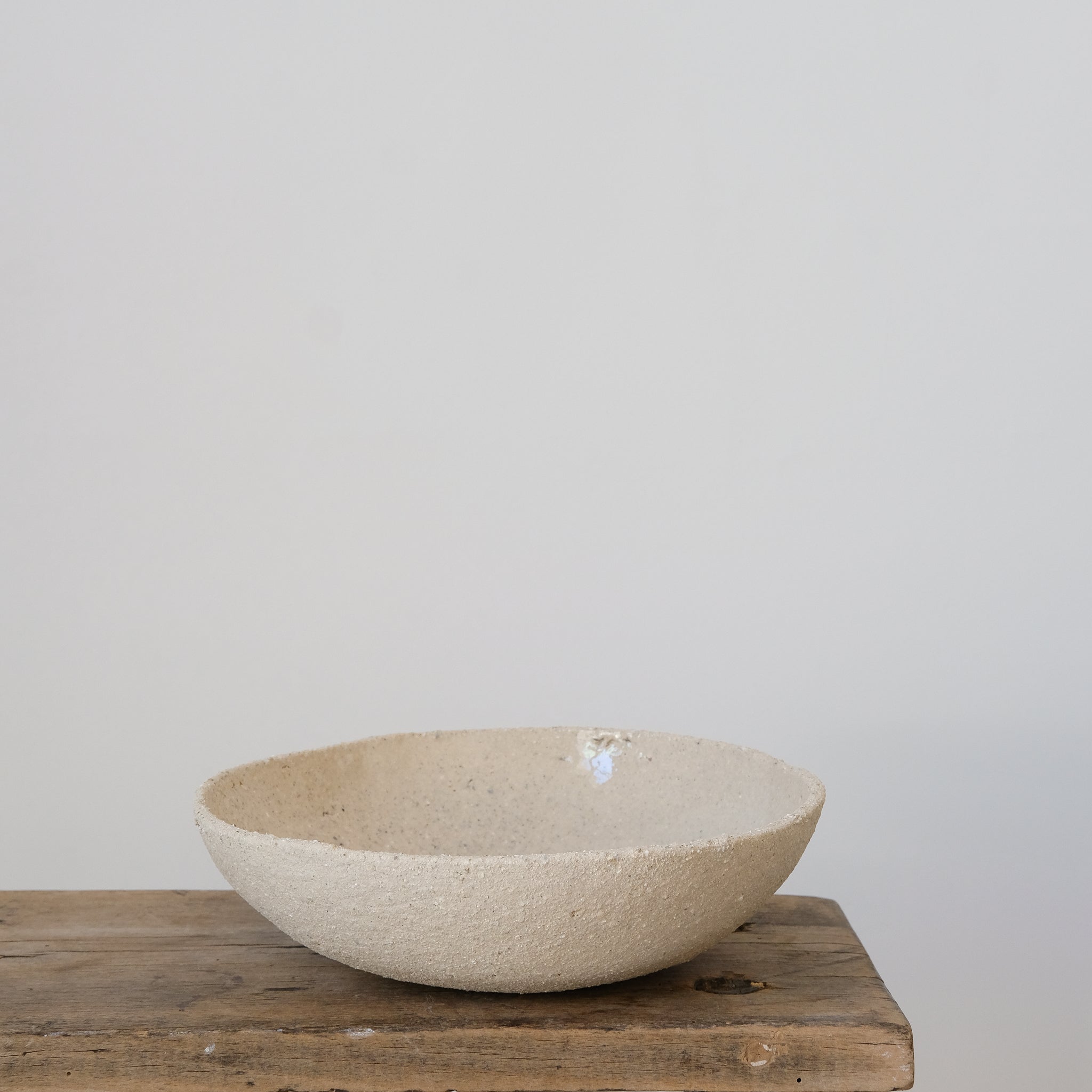 Assiette creuse en grès blanc par Simone Loo chez Brutal