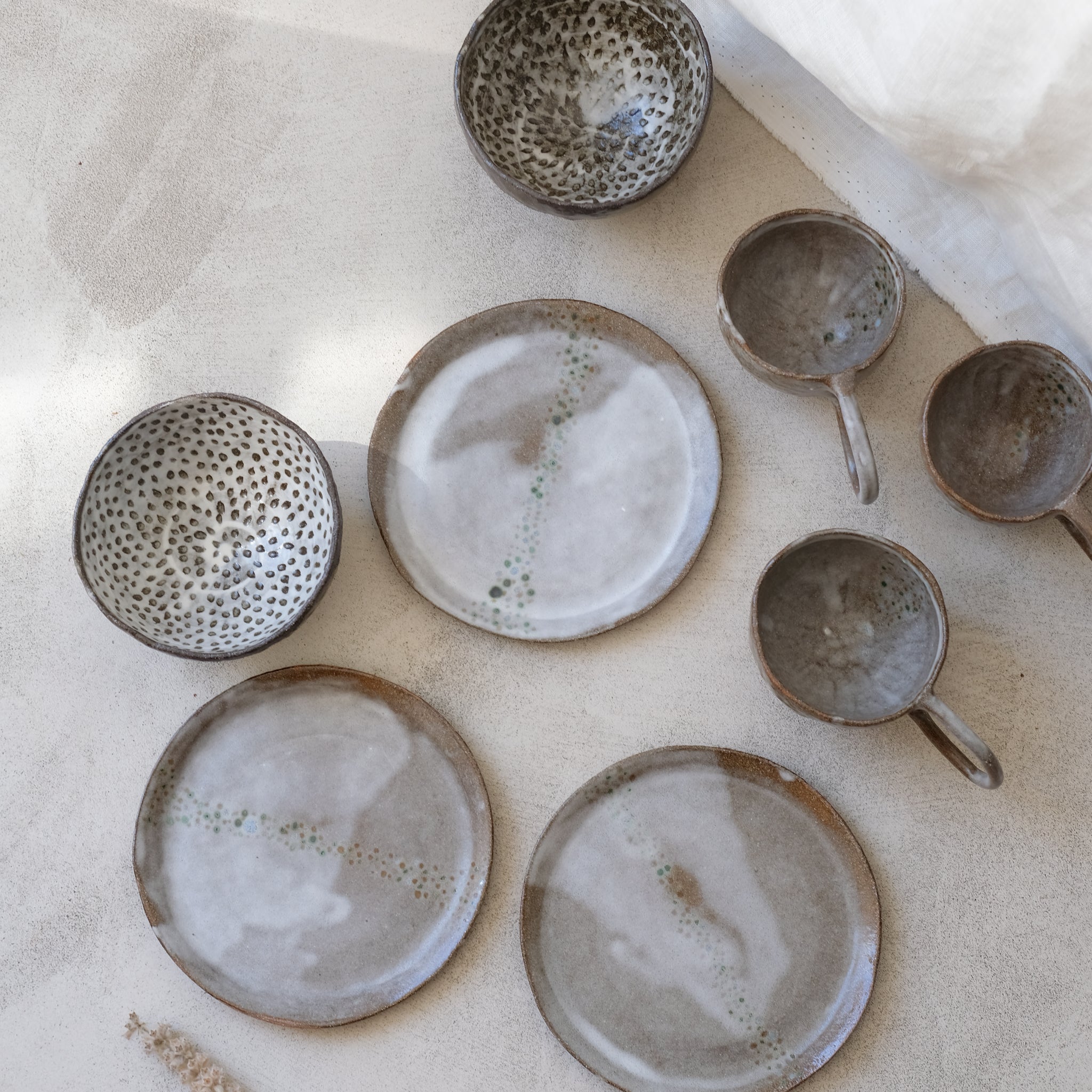 Tasse en grès roux par Thais Ceramique chez Brutal Ceramics