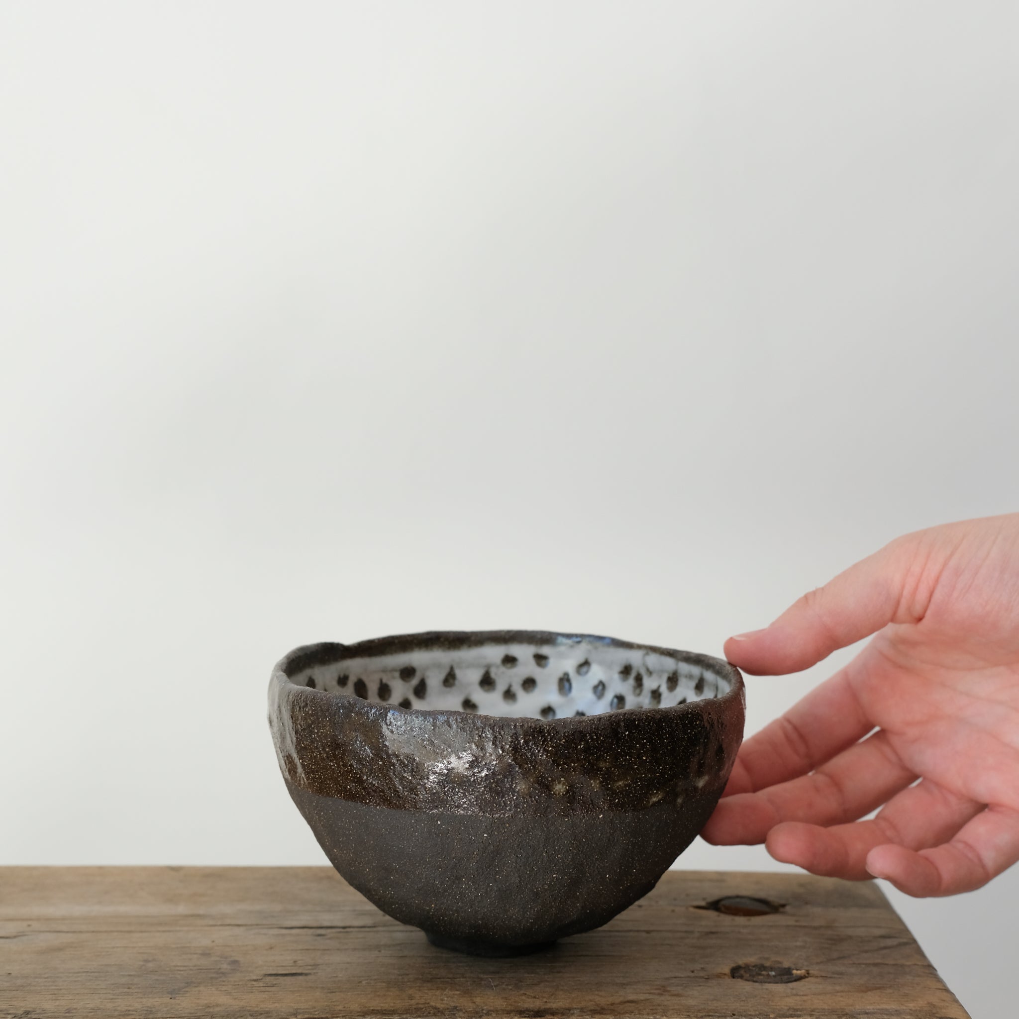 Bol en grès noir gravé D 14cm par Thais Ceramique chez Brutal