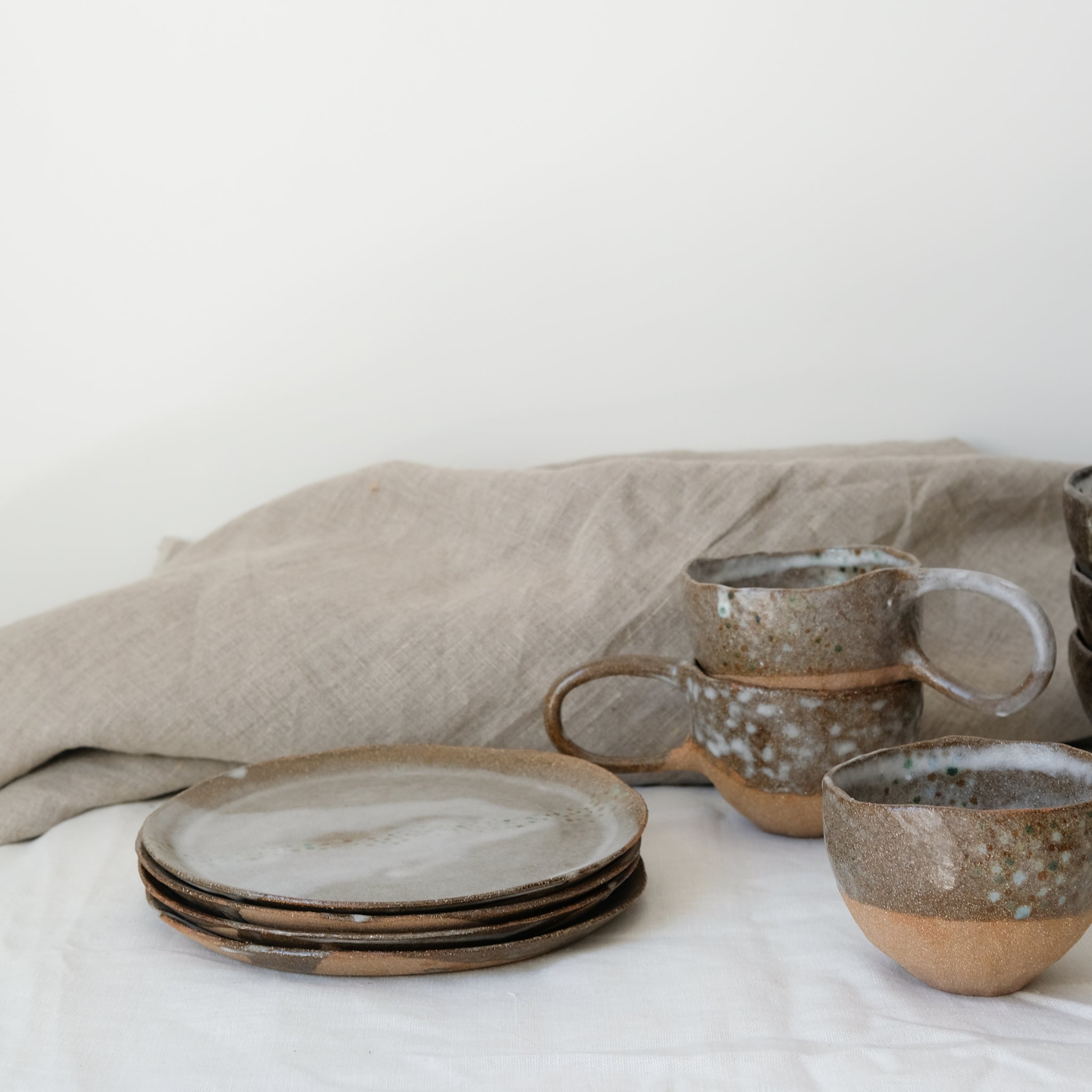 Assiette en grès roux D 18,5cm par Thais Ceramique par Brutal