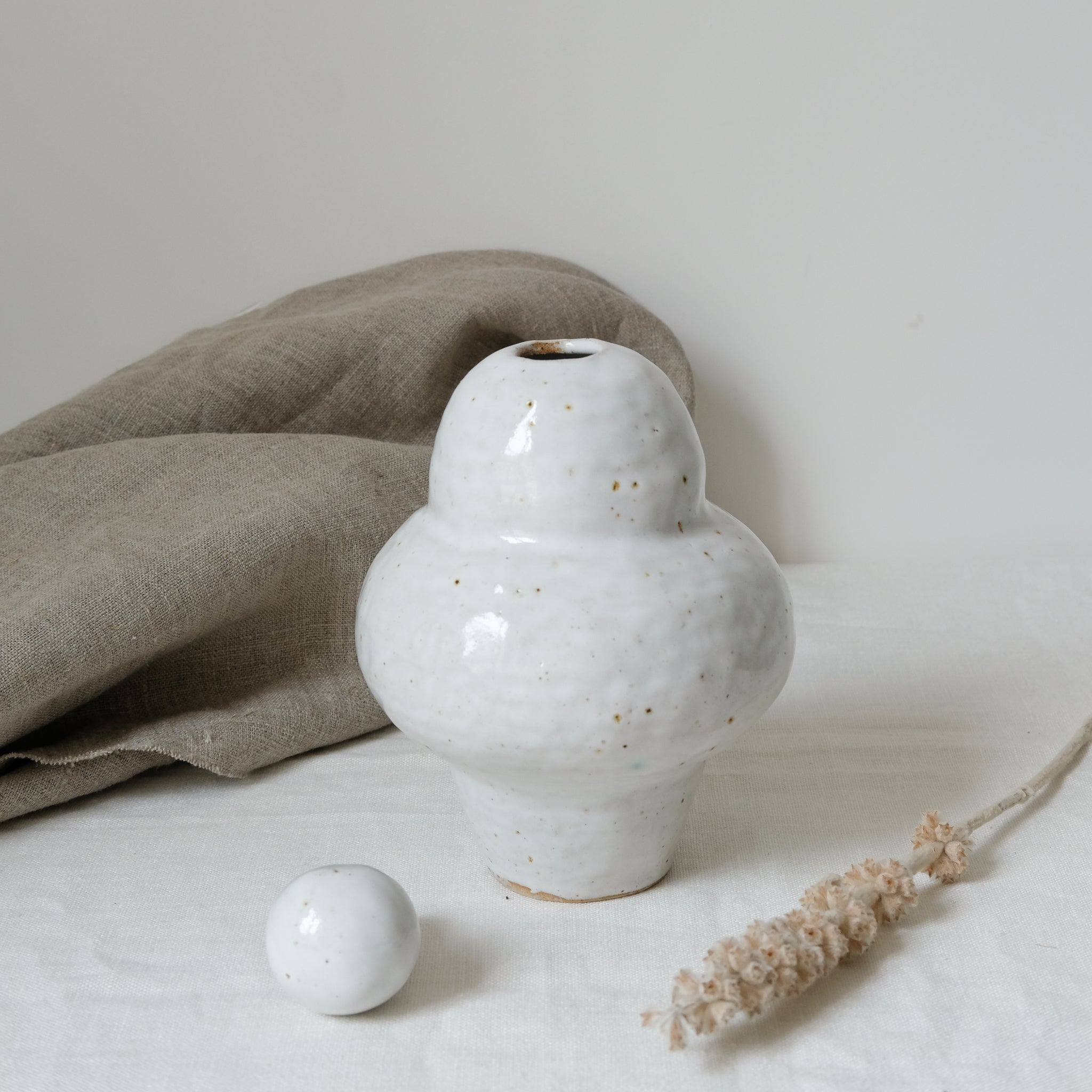 Vase N°22 en grès H 20cm, blanc par Tonfisk by Ciona Lee chez Brutal