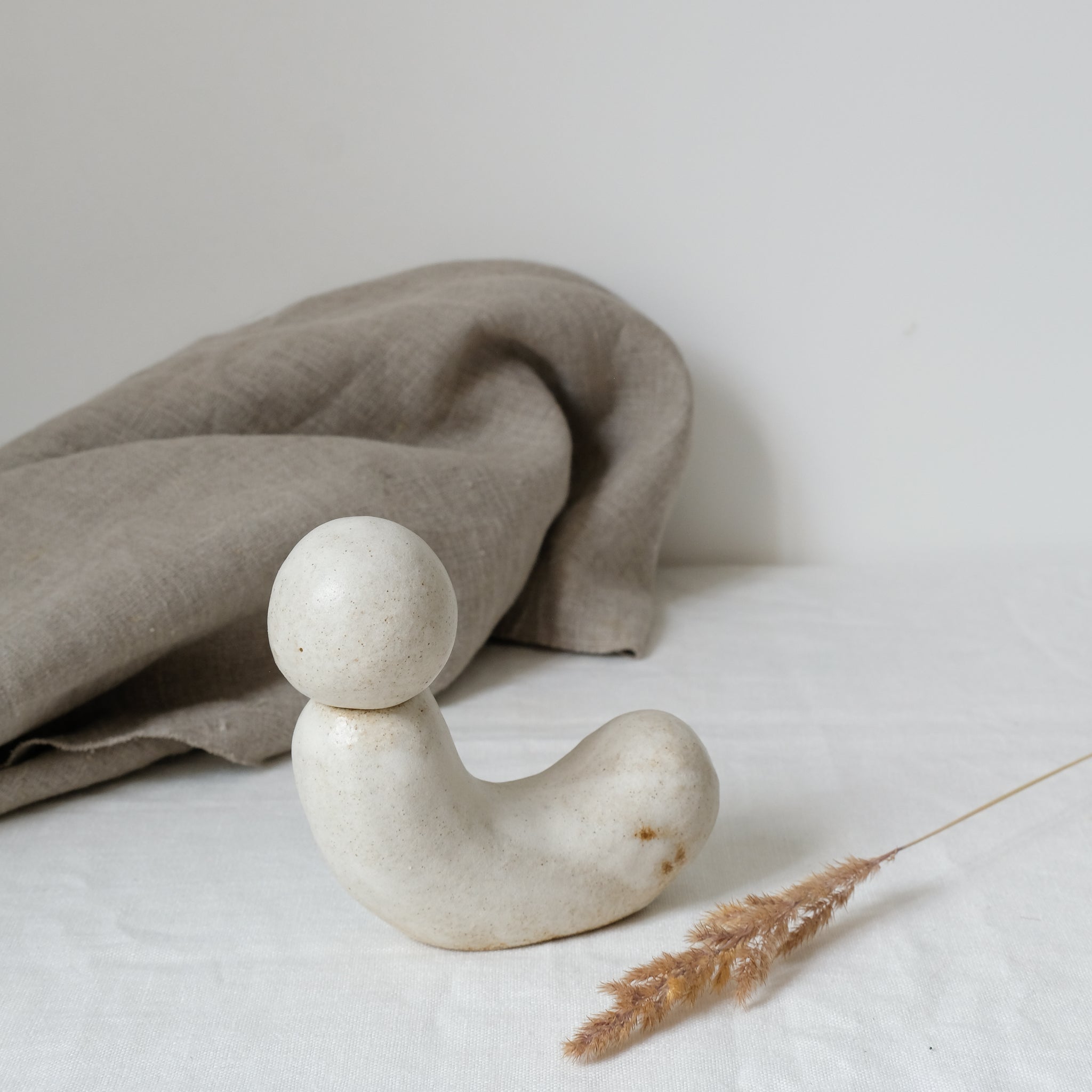 Vase N°28 en grès H 12cm, satiné par Tonfisk by Ciona Lee chez Brutal