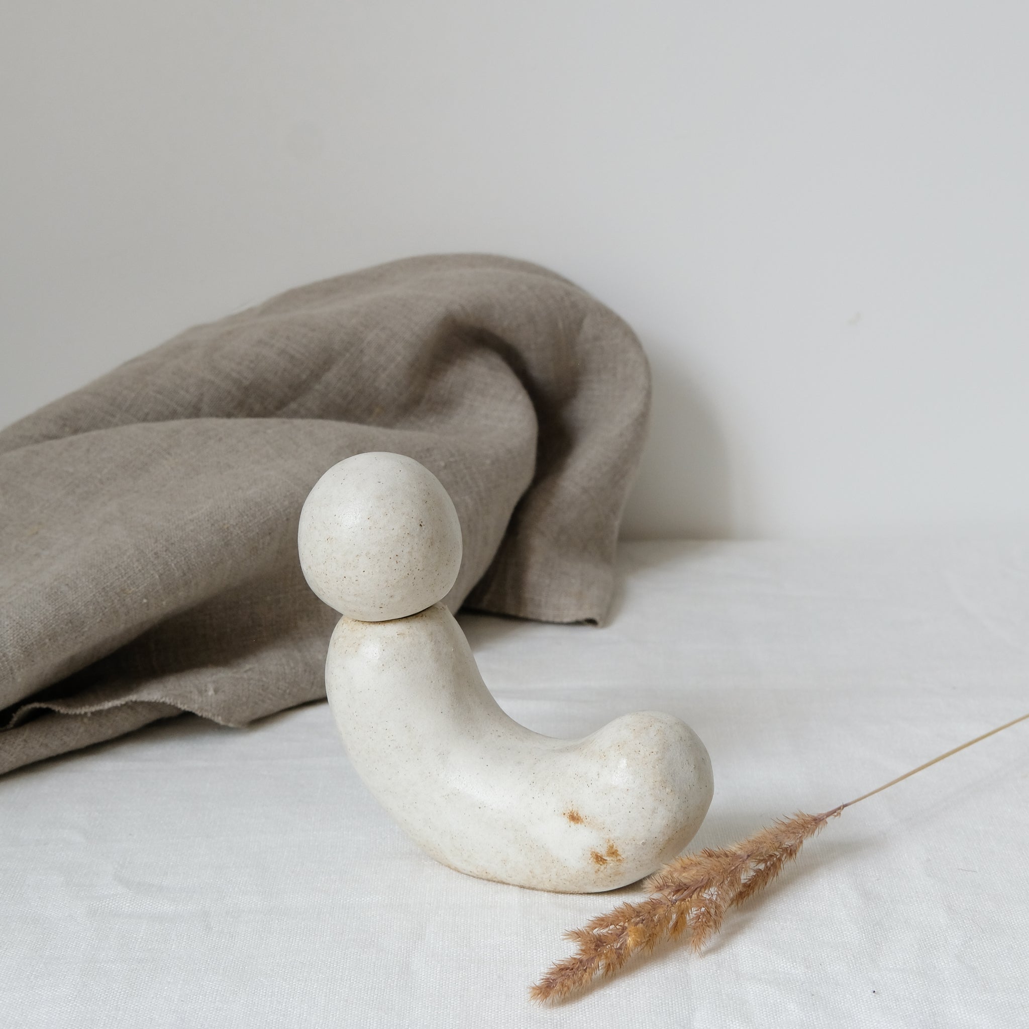 Vase N°28 en grès H 12cm, satiné par Tonfisk by Ciona Lee chez Brutal