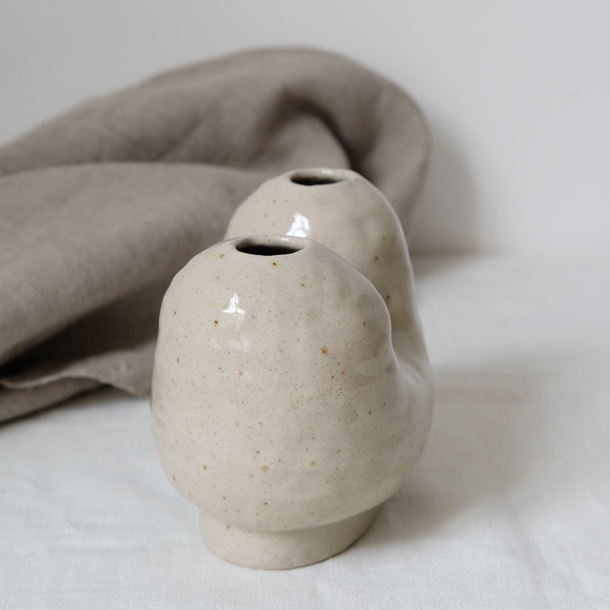 Vase N°70 en grès H 13cm, sable par Tonfisk by Ciona Lee chez Brutal