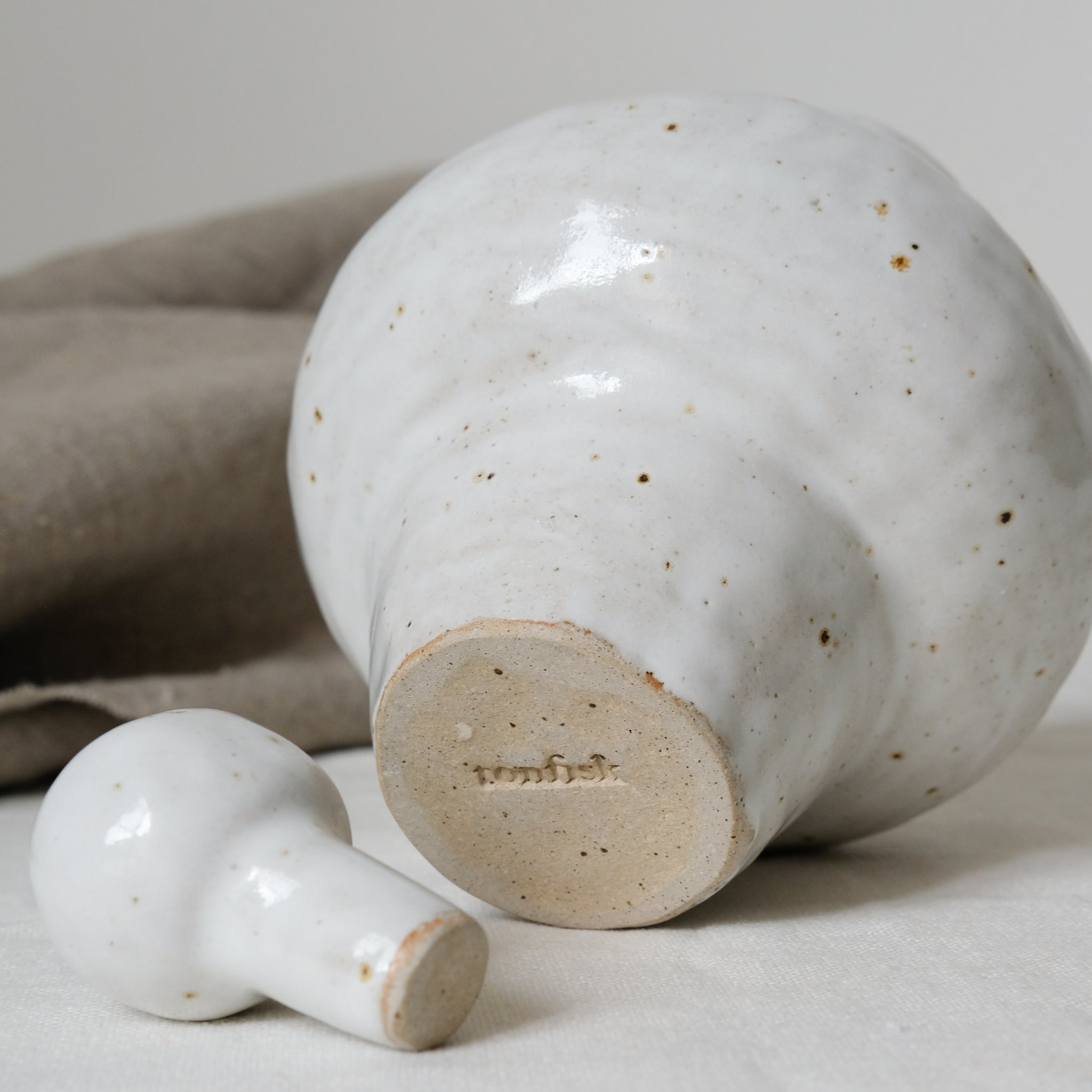 Vase N°22 en grès H 20cm, blanc par Tonfisk by Ciona Lee chez Brutal