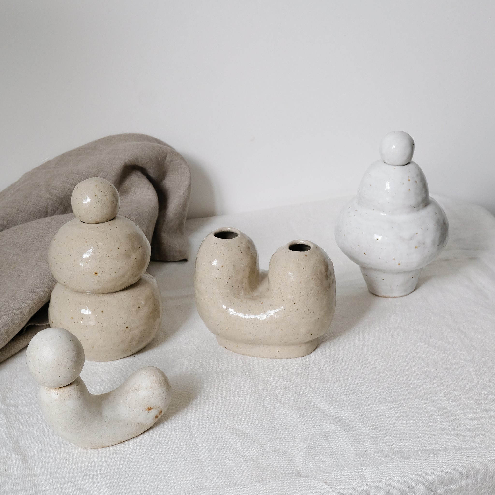 Vase N°26 en grès H 20cm, sable par Tonfisk by Ciona Lee chez Brutal