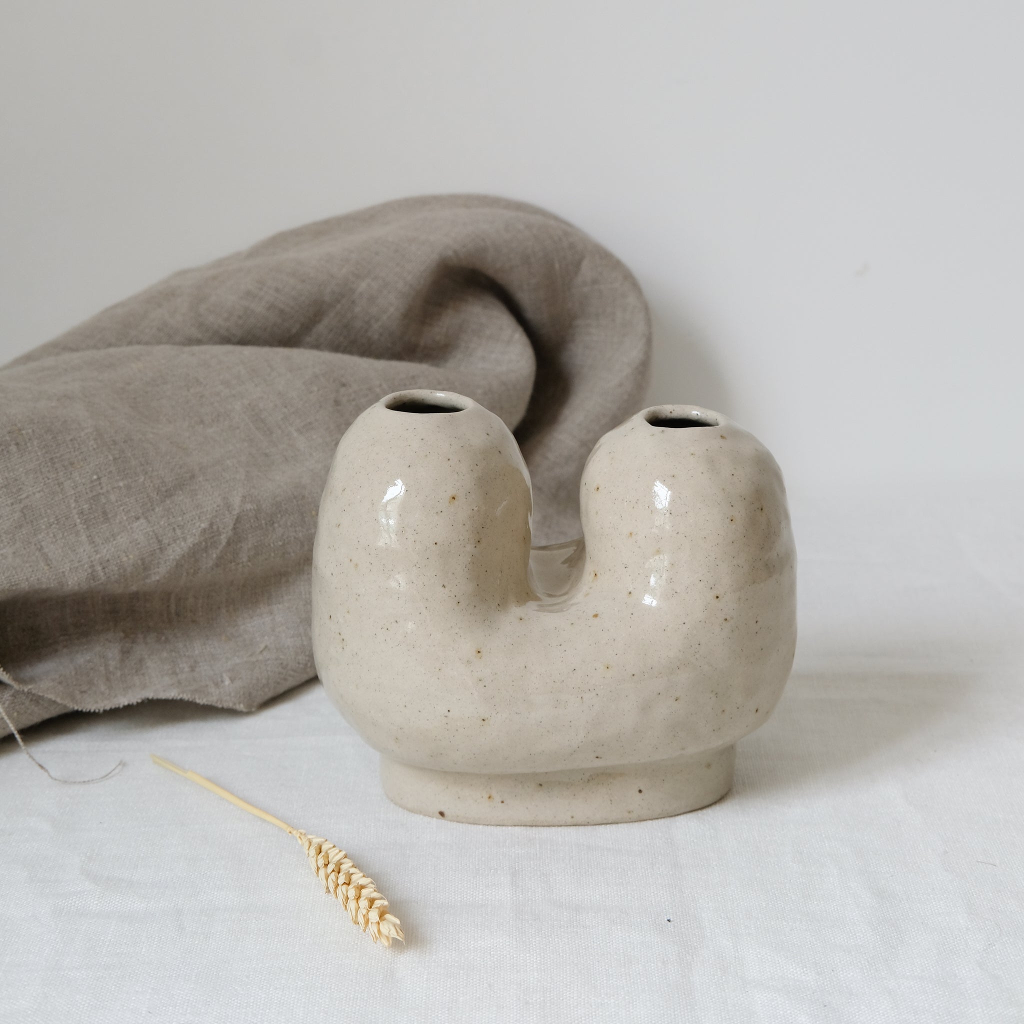Vase N°70 en grès H 13cm, sable par Tonfisk by Ciona Lee chez Brutal