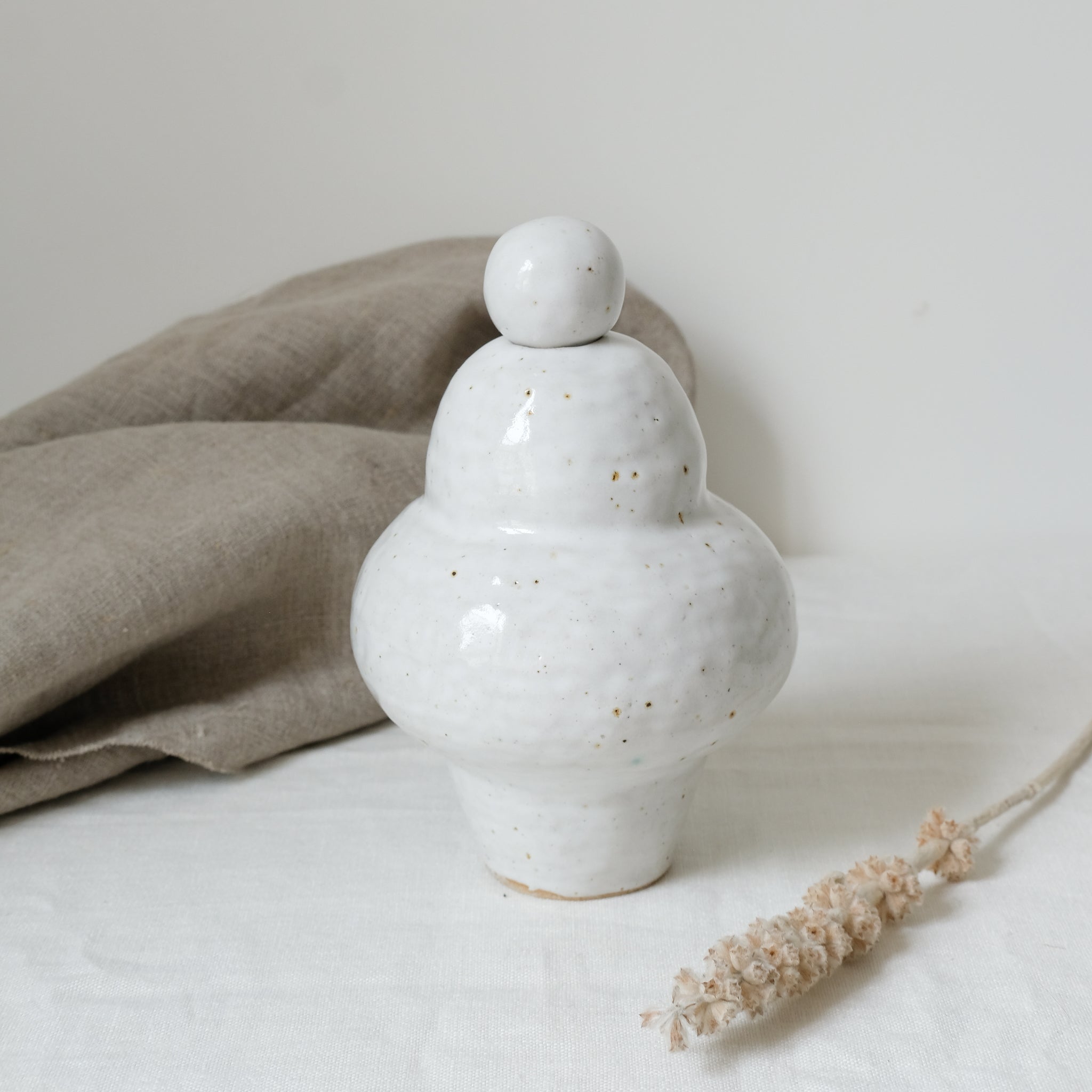 Vase N°22 en grès H 20cm, blanc par Tonfisk by Ciona Lee chez Brutal