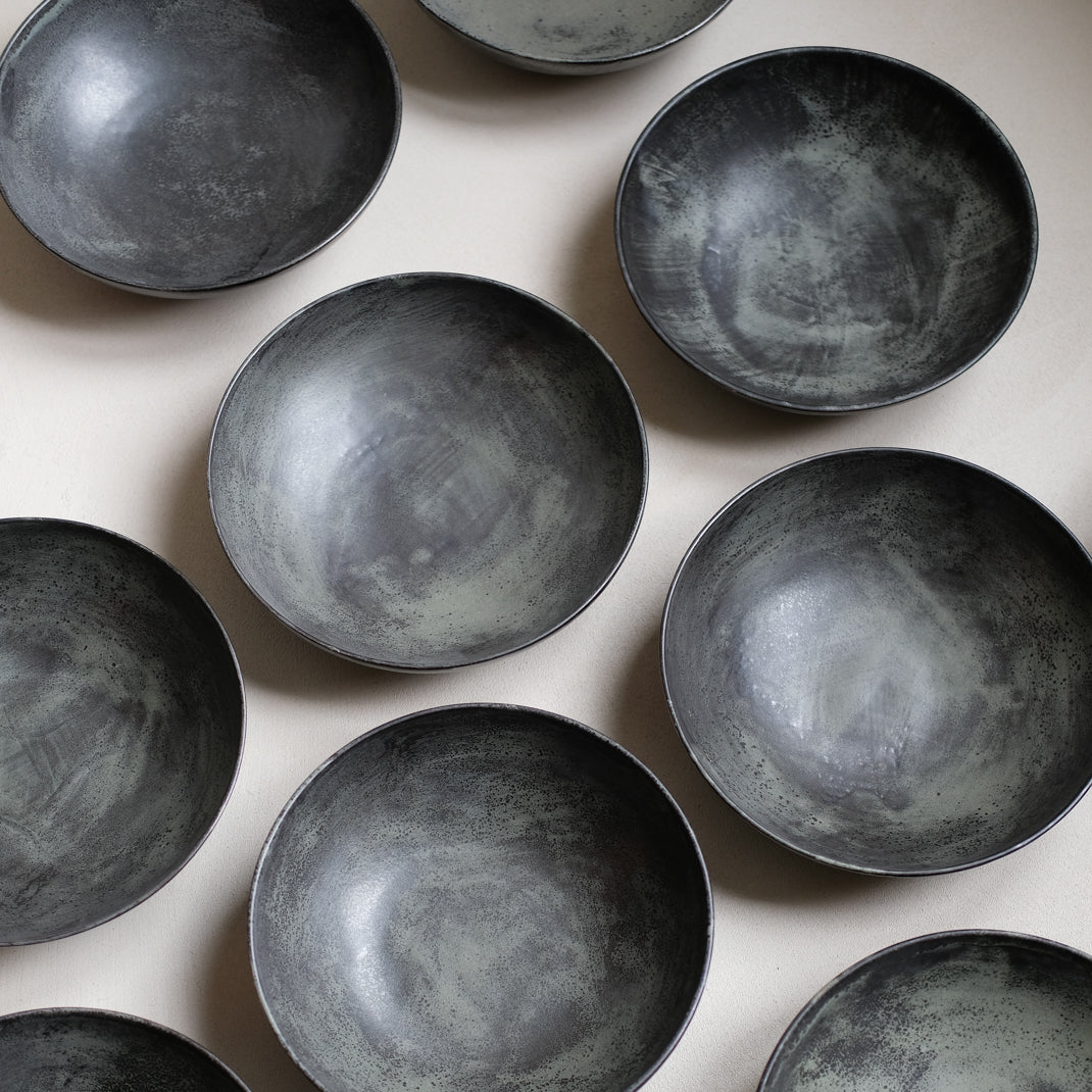 Assiette creuse par Amandine Richard chez Brutal Ceramics