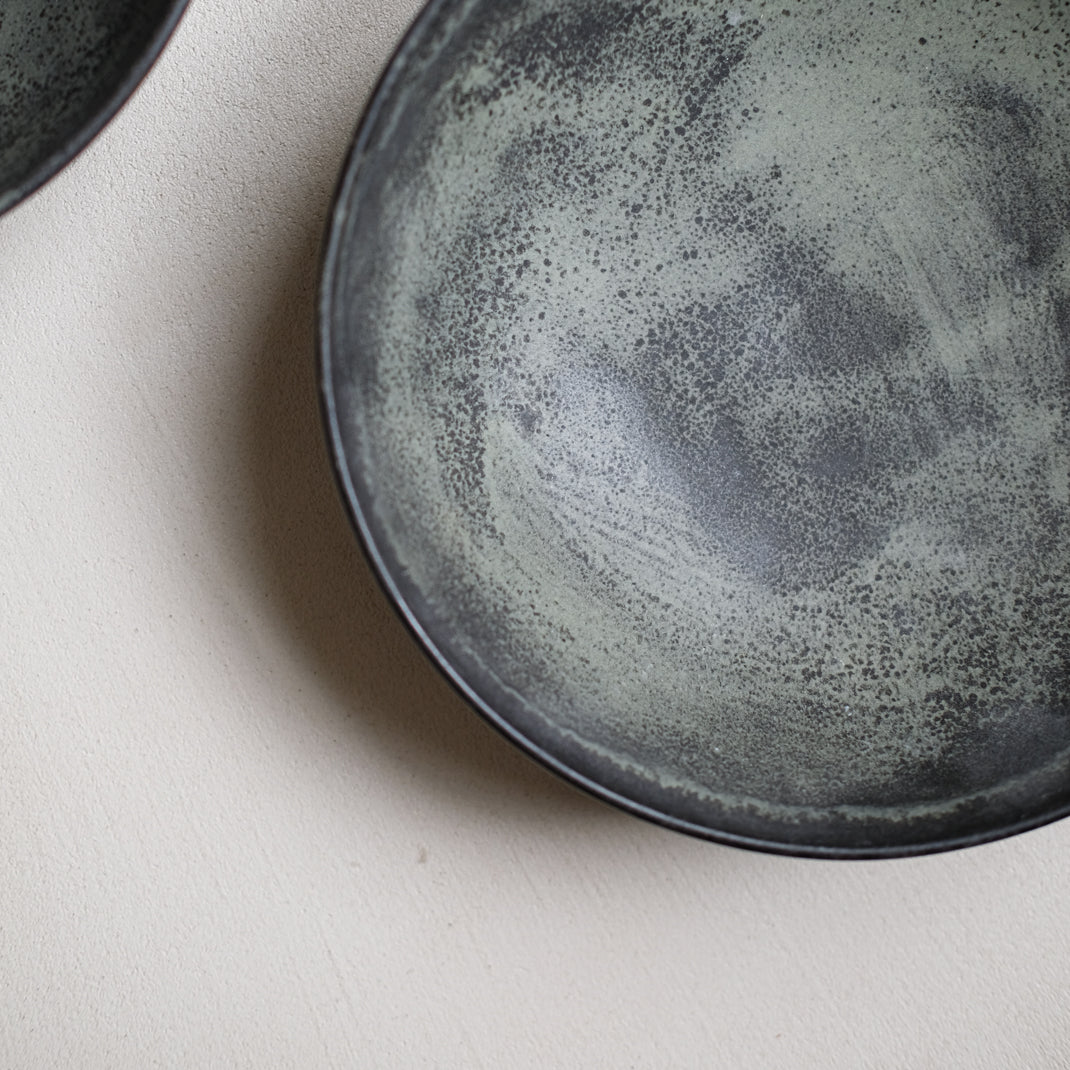 Assiette creuse par Amandine Richard chez Brutal Ceramics
