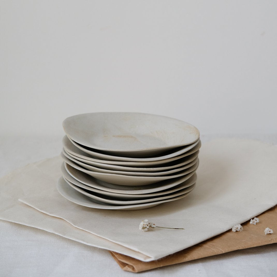 Assiette en grès par Amandine Richard chez Brutal Ceramics
