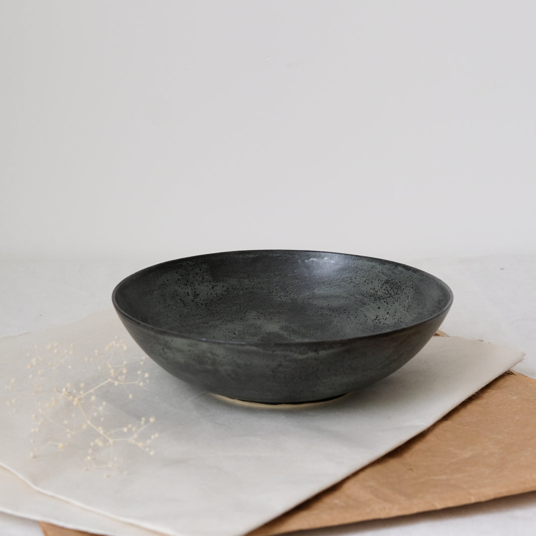 Assiette creuse par Amandine Richard chez Brutal Ceramics