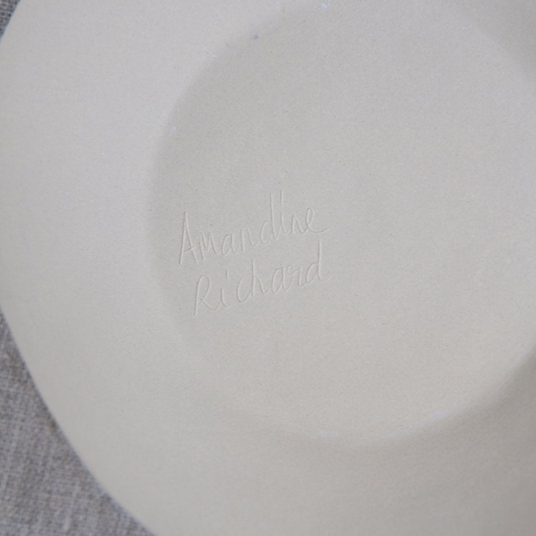 Assiette en grès par Amandine Richard chez Brutal Ceramics