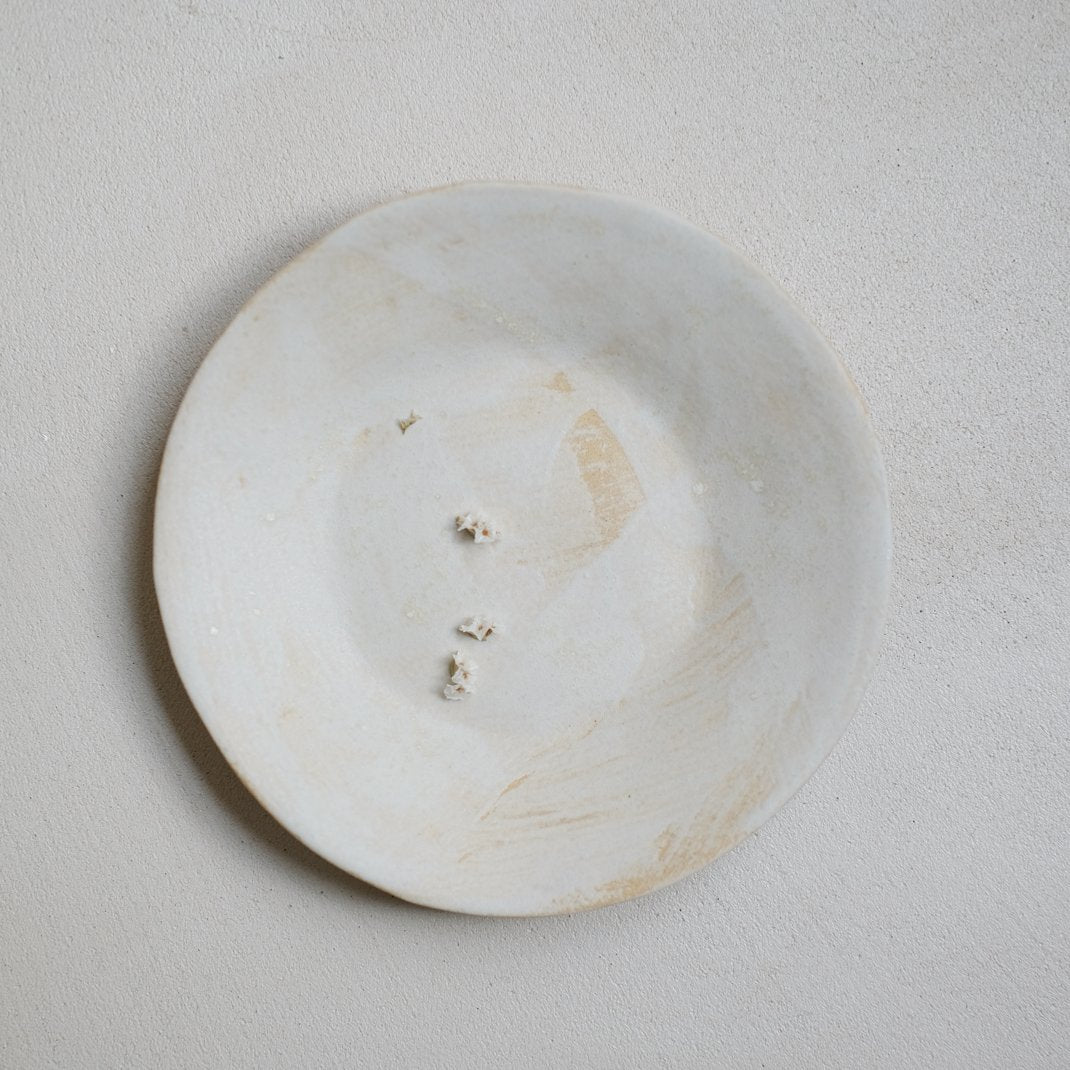 Assiette en grès par Amandine Richard chez Brutal Ceramics