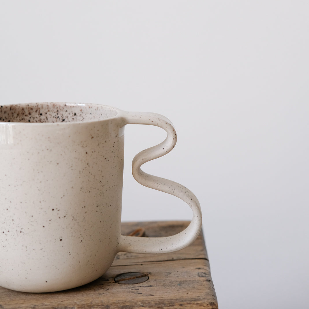 Grand Mug Bow par Camille Esnée chez Brutal Ceramics