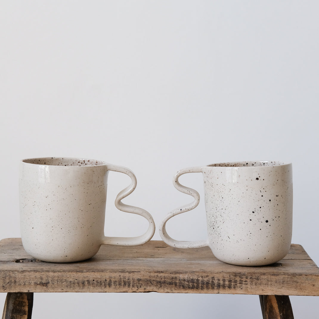 Grand Mug Bow par Camille Esnée chez Brutal Ceramics