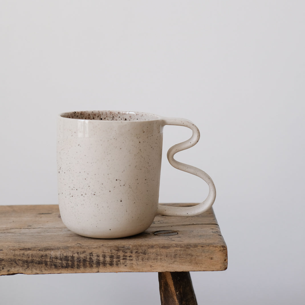 Grand Mug Bow par Camille Esnée chez Brutal Ceramics