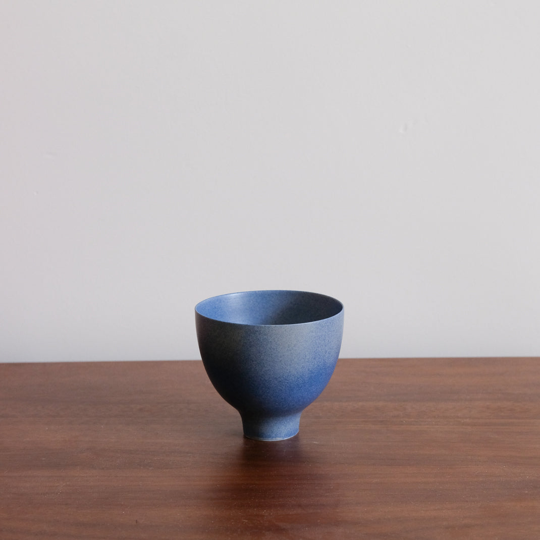 Mazagran en porcelaine bleu par Cica Gomez chez Brutal Ceramics