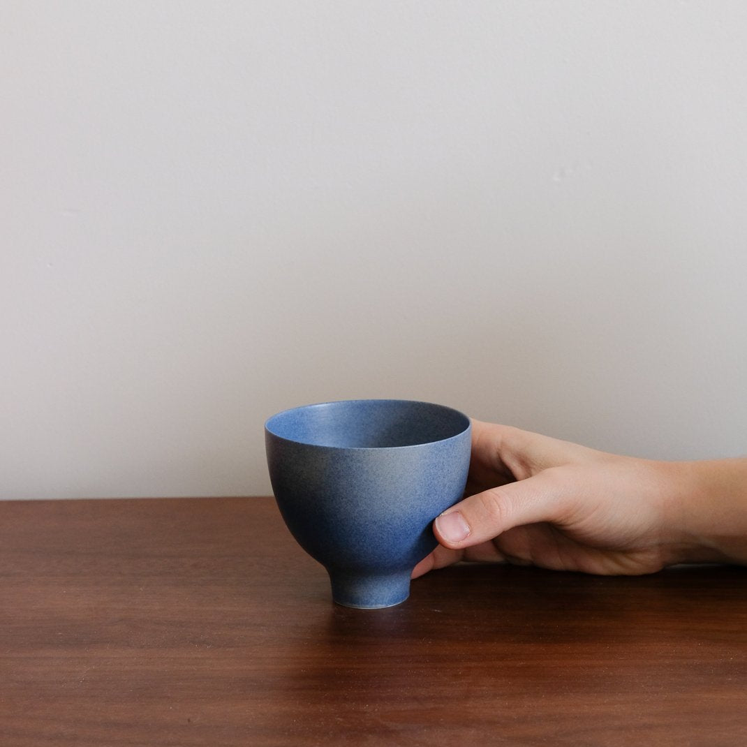 Mazagran en porcelaine bleu par Cica Gomez chez Brutal Ceramics
