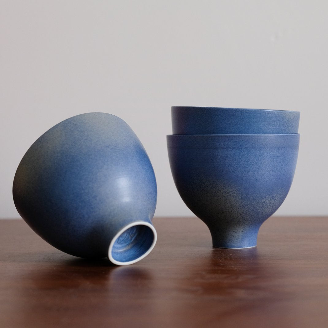 Mazagran en porcelaine bleu par Cica Gomez chez Brutal Ceramics