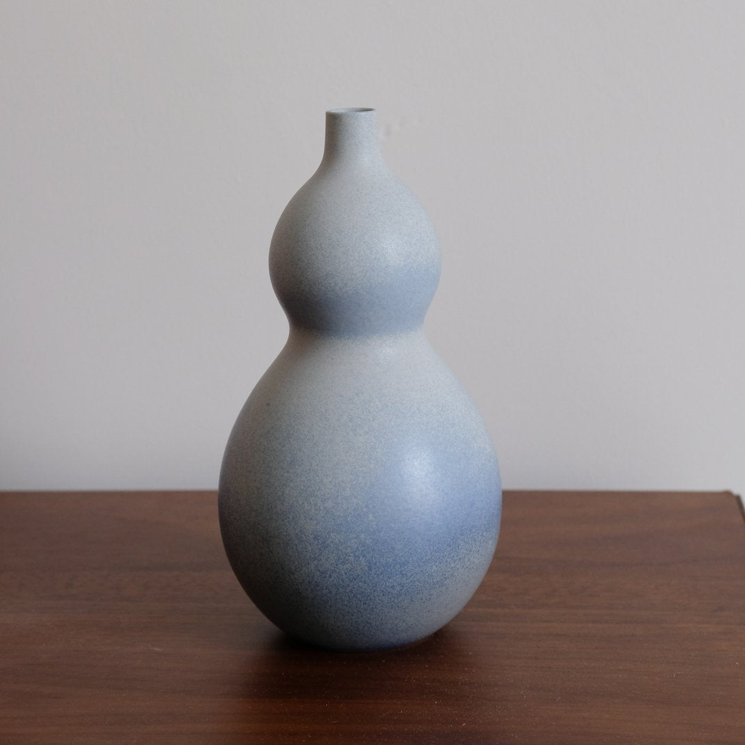 Vase bleu ciel en porcelaine par Cica Gomez chez Brutal Ceramics