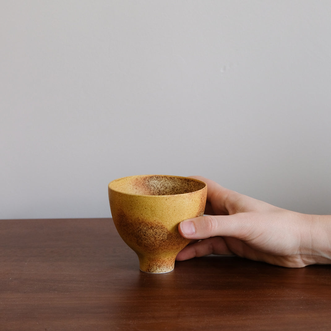 Mazagran en porcelaine jaune par Cica Gomez chez Brutal Ceramics