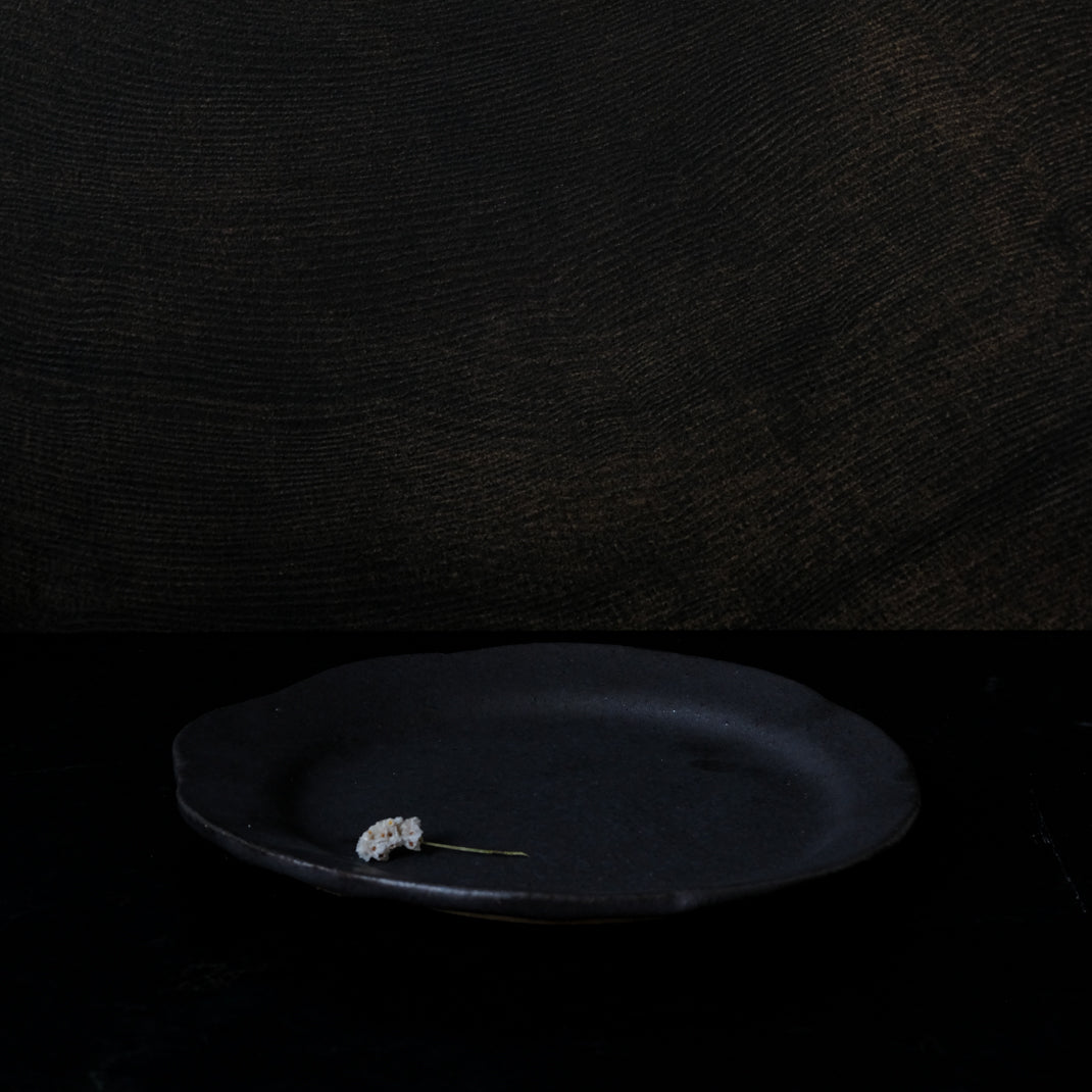 Assiette noire de Françoise Cholé chez Brutal Ceramics
