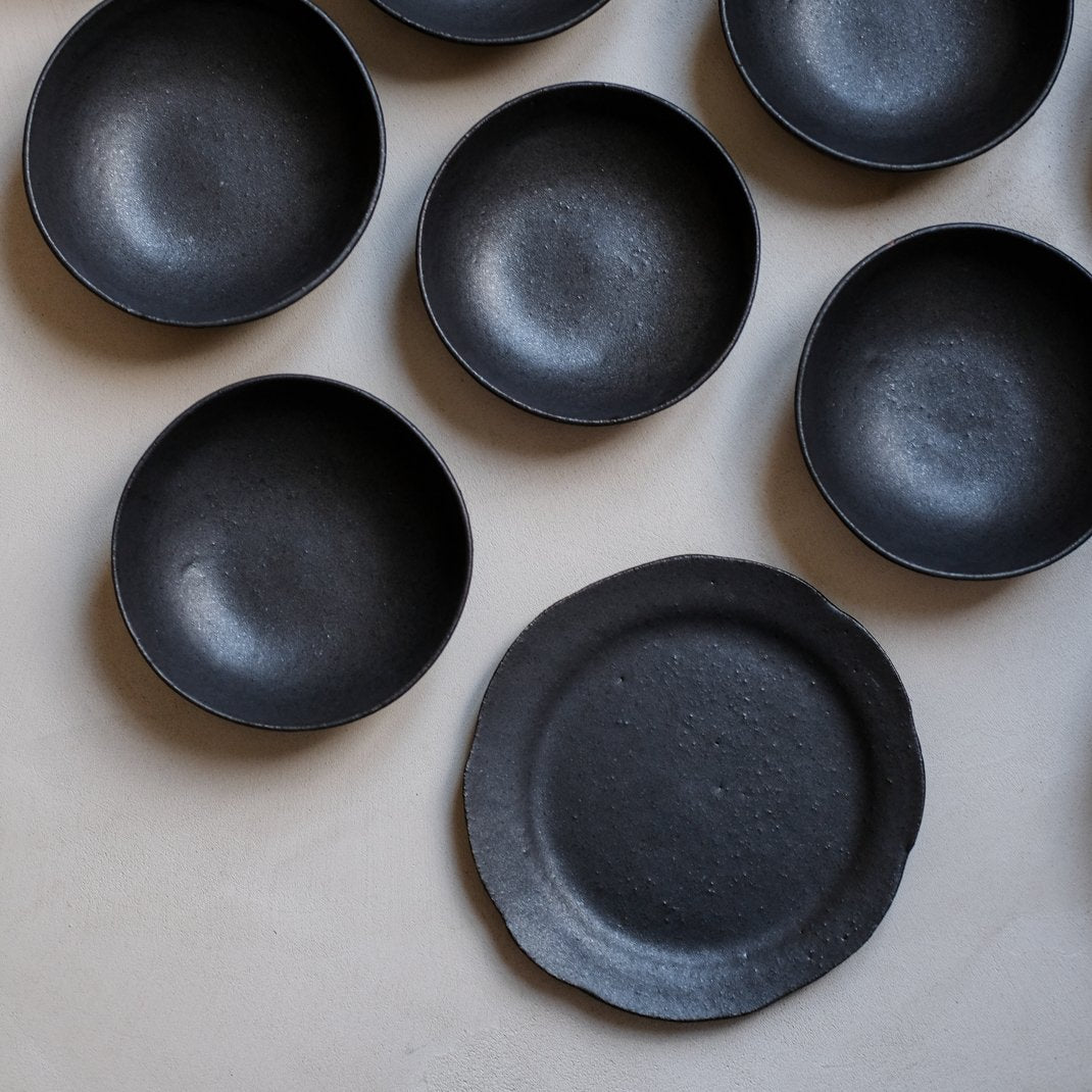 Assiette creuse noire par Françoise Cholé chez Brutal Ceramics