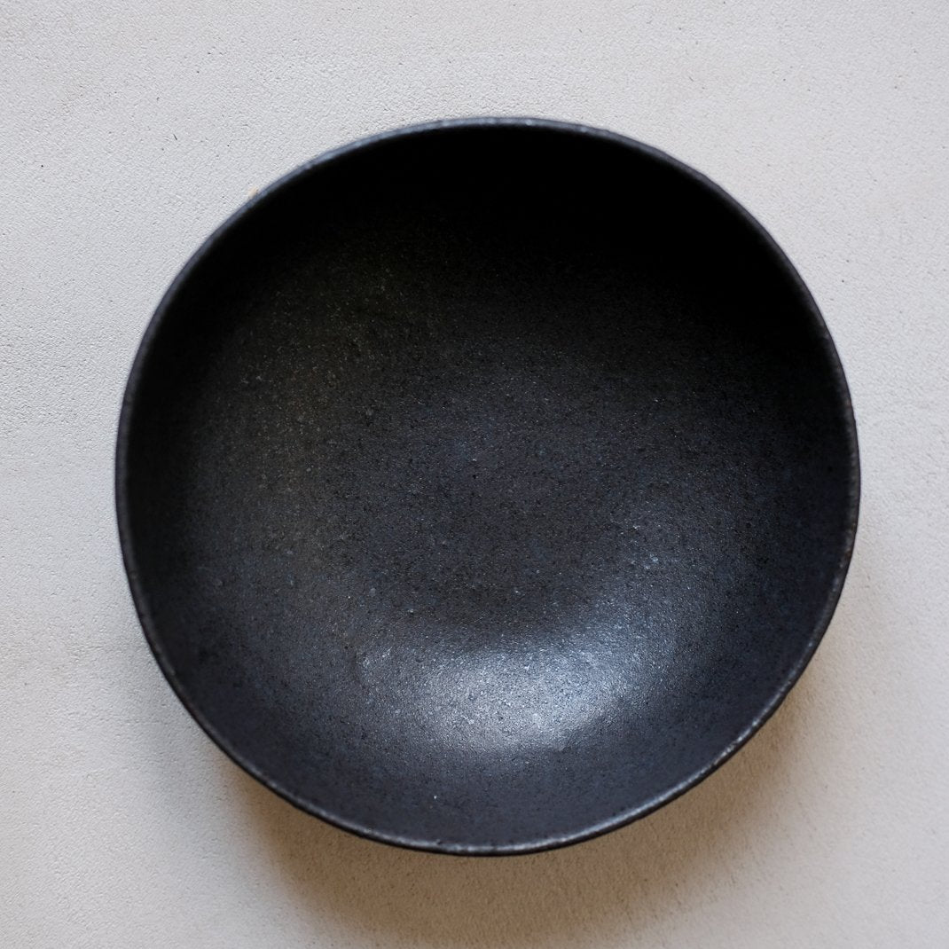 Assiette creuse noire par Françoise Cholé chez Brutal Ceramics