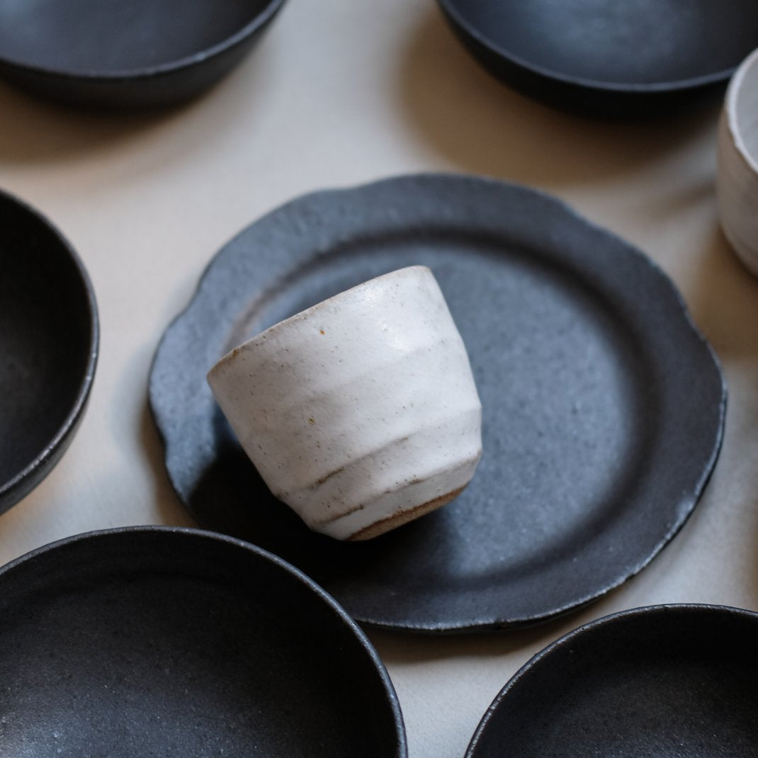 Tasse blanche par Françoise Cholé chez Brutal Ceramics