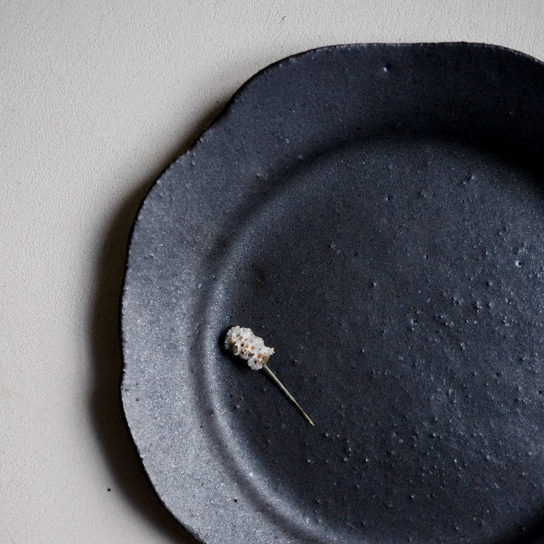 Assiette noire de Françoise Cholé chez Brutal Ceramics