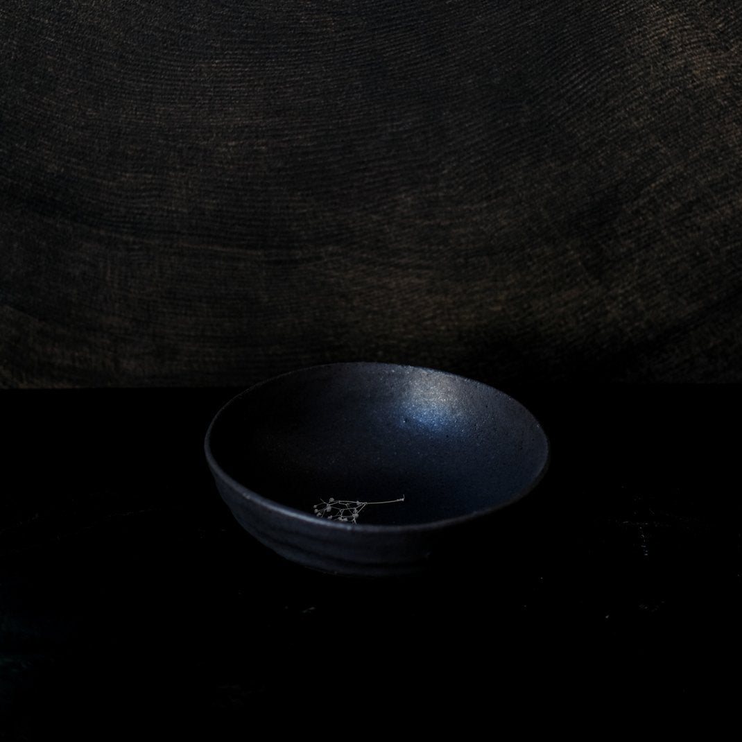 Assiette creuse noire par Françoise Cholé chez Brutal Ceramics