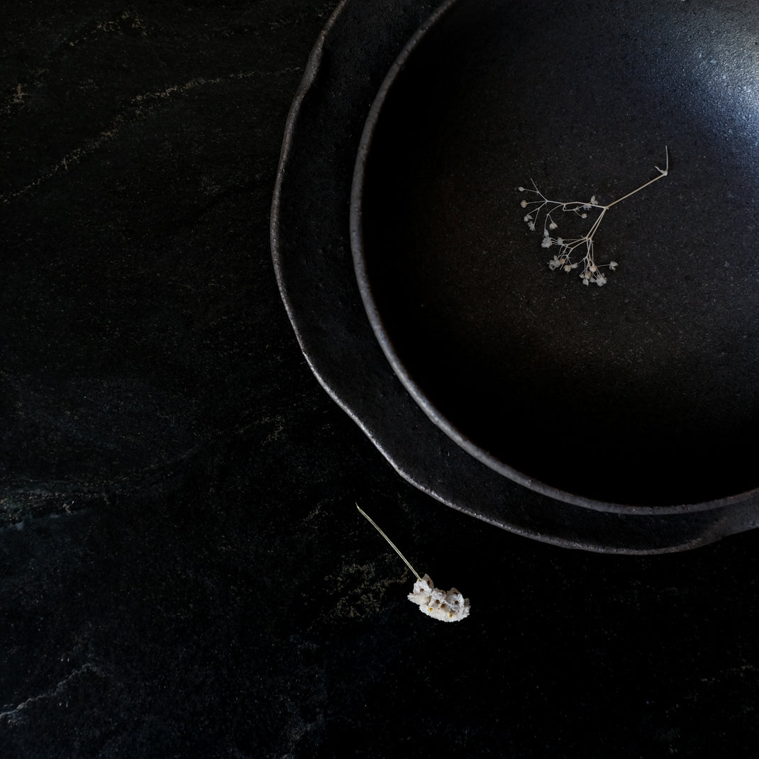 Assiette noire de Françoise Cholé chez Brutal Ceramics