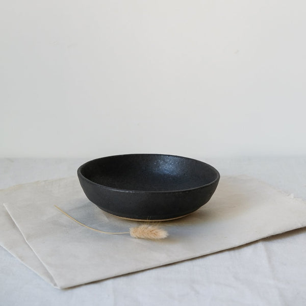 Assiette creuse noire par Françoise Cholé chez Brutal Ceramics