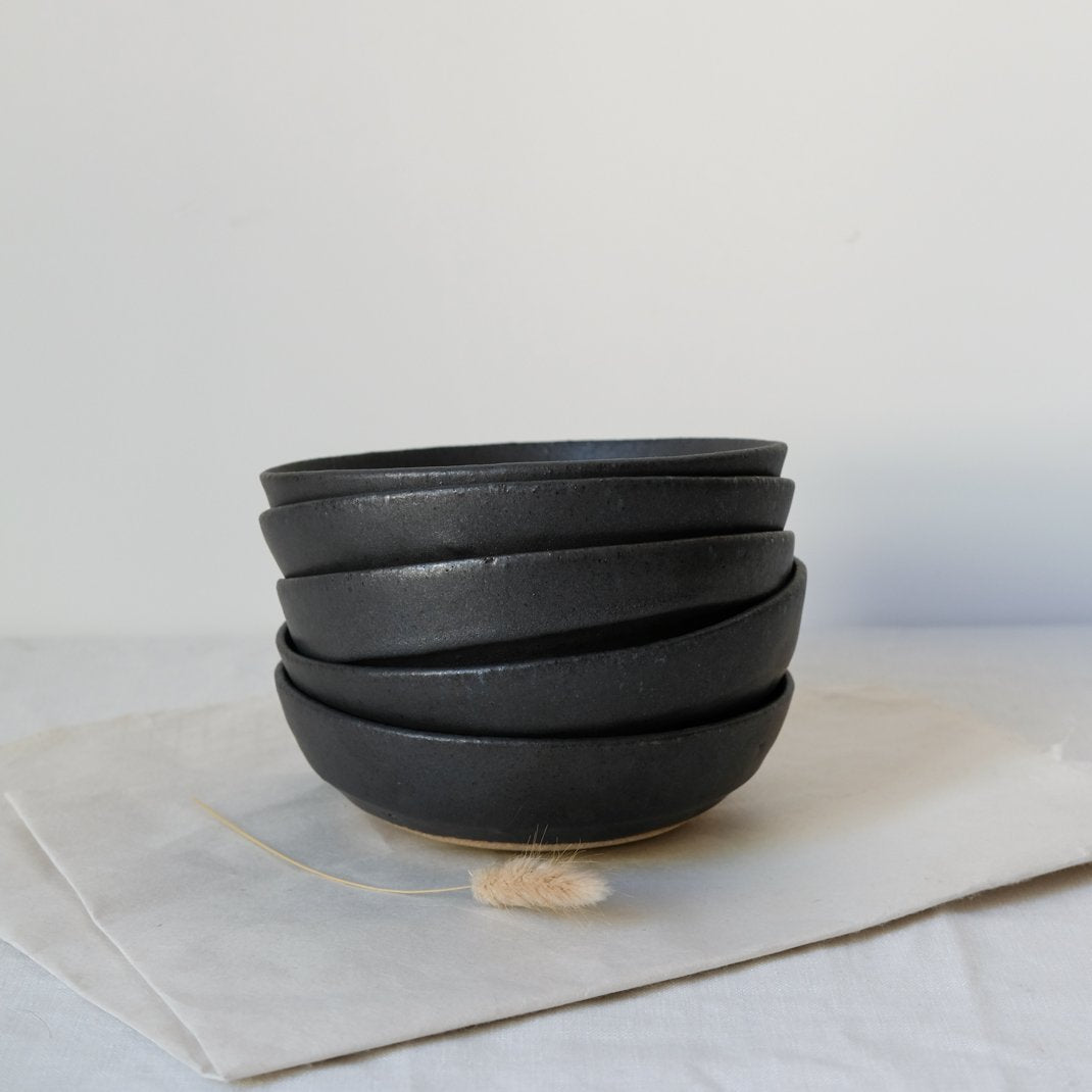 Assiette creuse noire par Françoise Cholé chez Brutal Ceramics