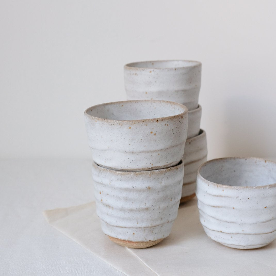 Tasse blanche par Françoise Cholé chez Brutal Ceramics