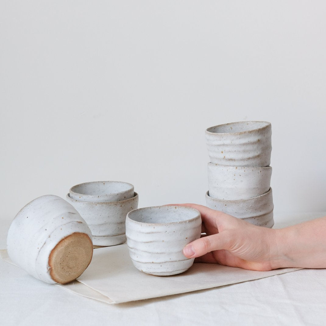 Tasse blanche par Françoise Cholé chez Brutal Ceramics