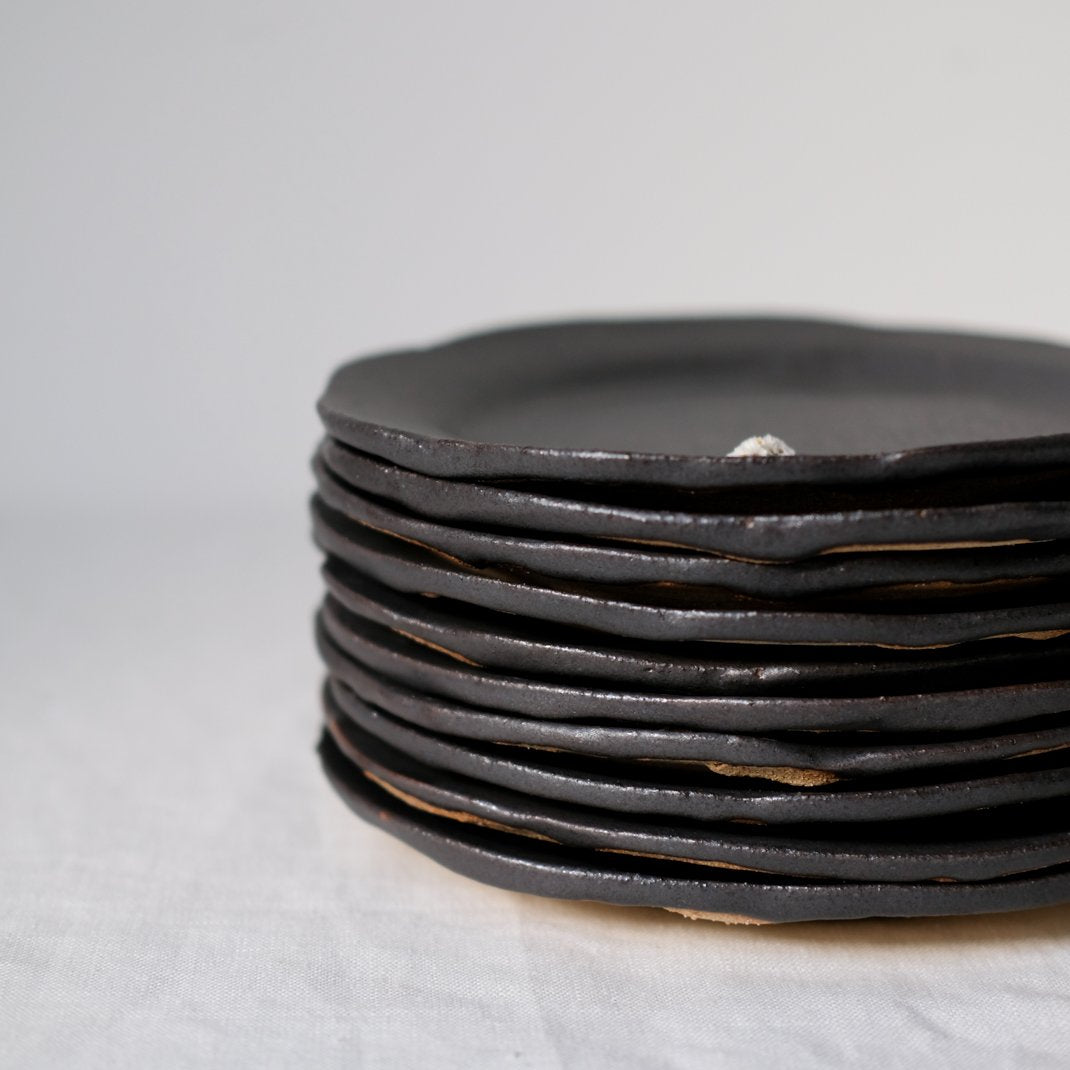 Assiette noire de Françoise Cholé chez Brutal Ceramics